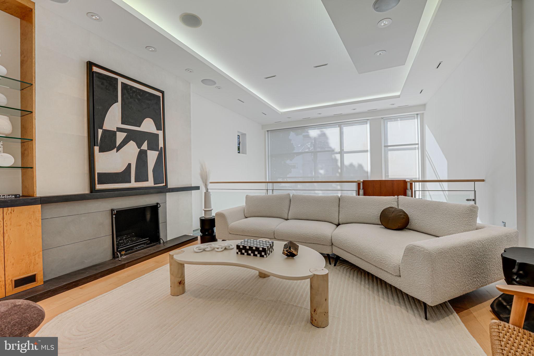 2016 HILLYER PL NW