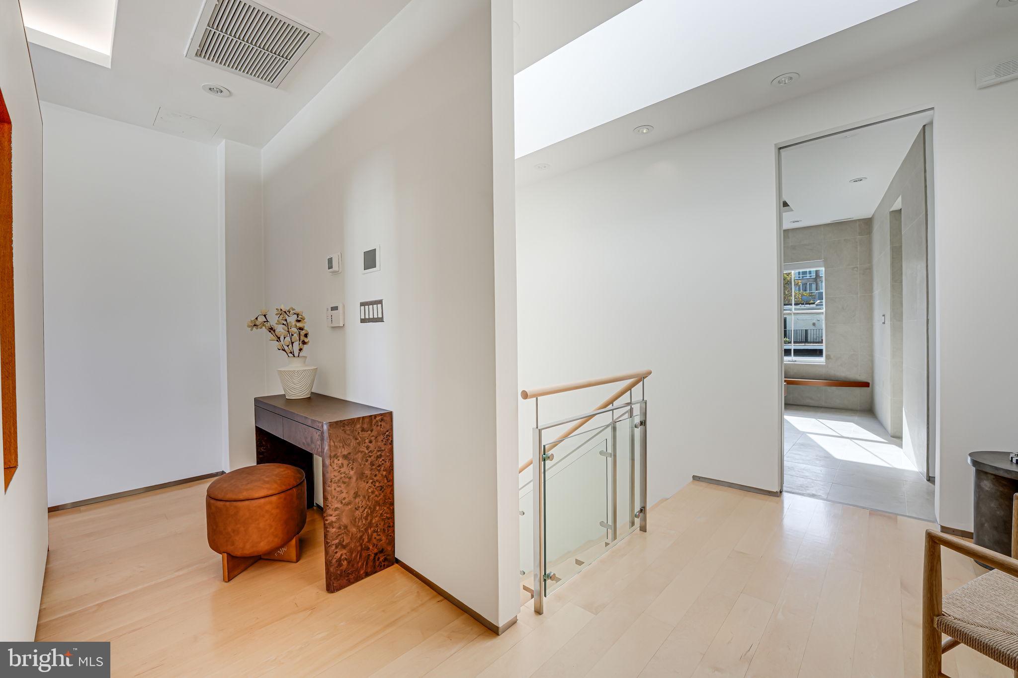 2016 HILLYER PL NW