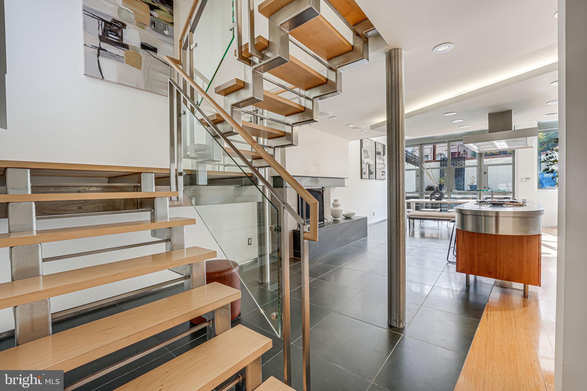 2016 HILLYER PL NW