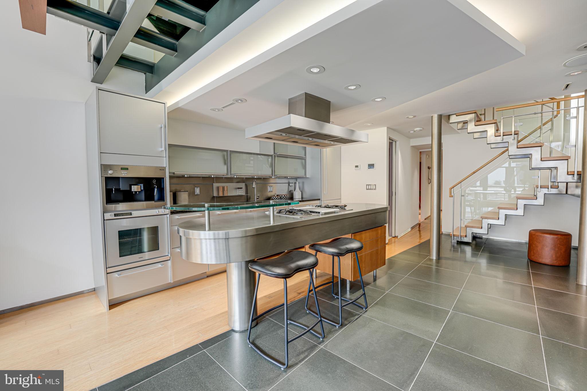 2016 HILLYER PL NW