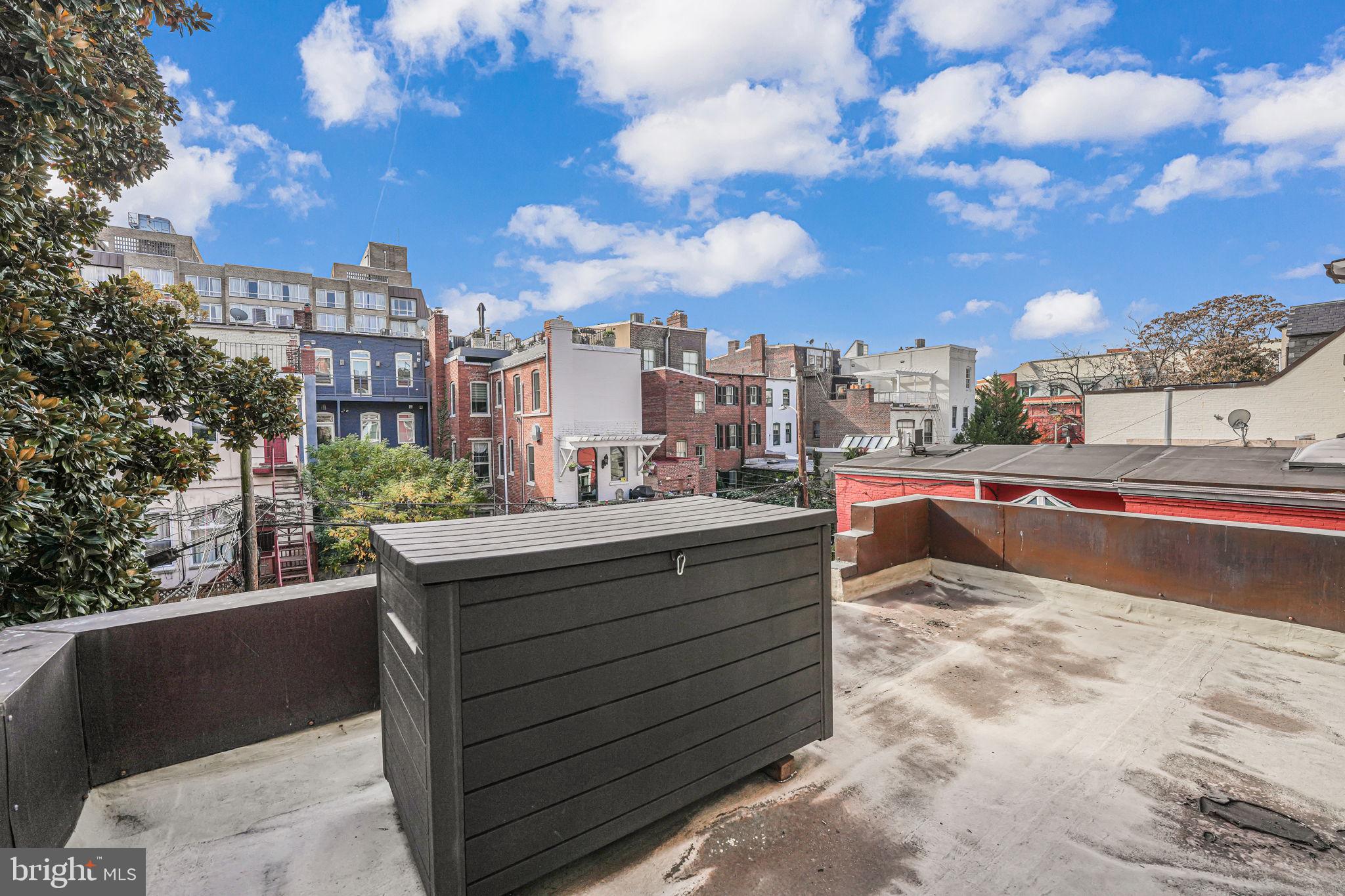 2016 HILLYER PL NW