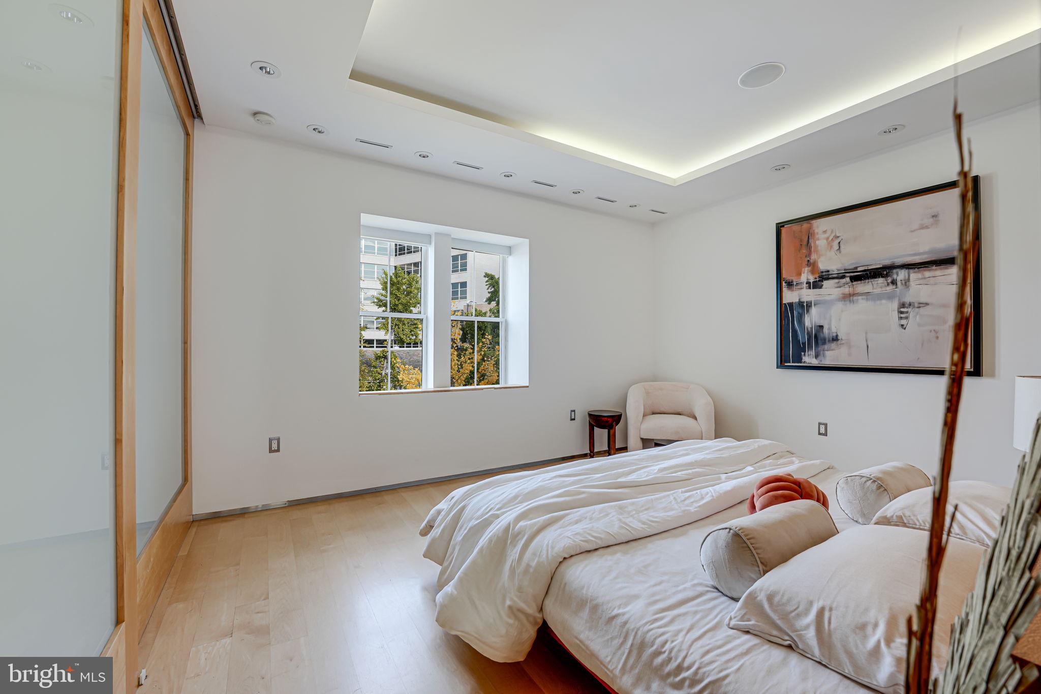 2016 HILLYER PL NW