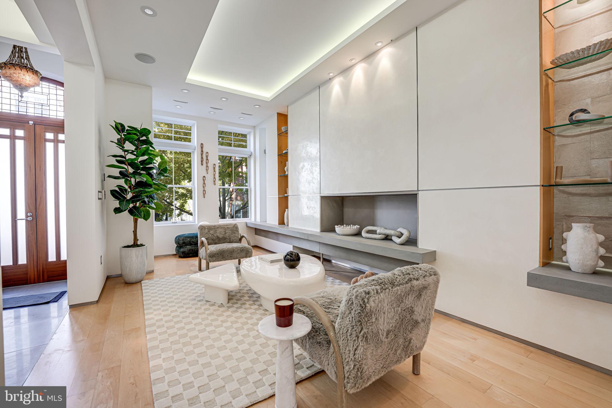 2016 HILLYER PL NW