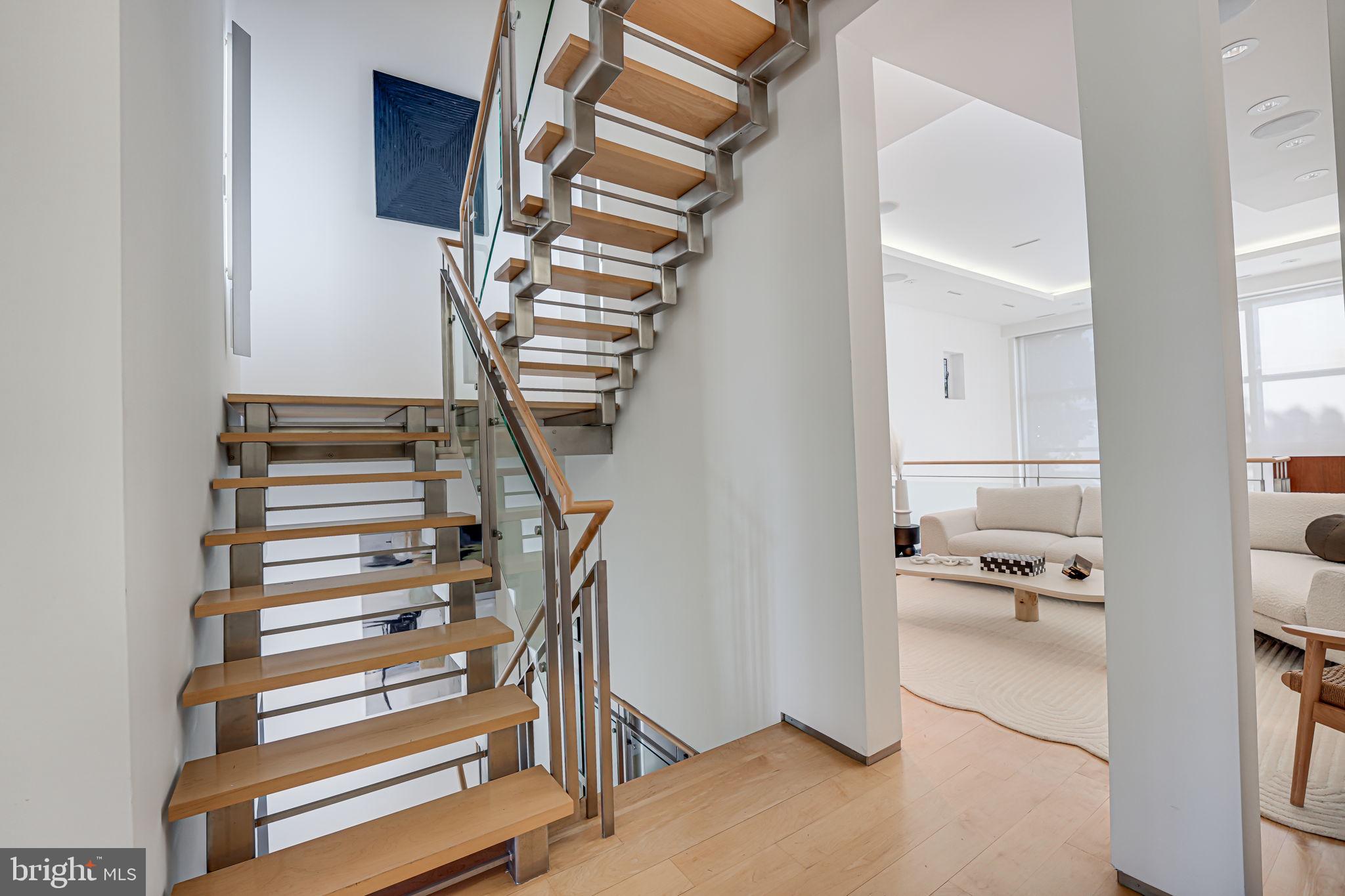 2016 HILLYER PL NW