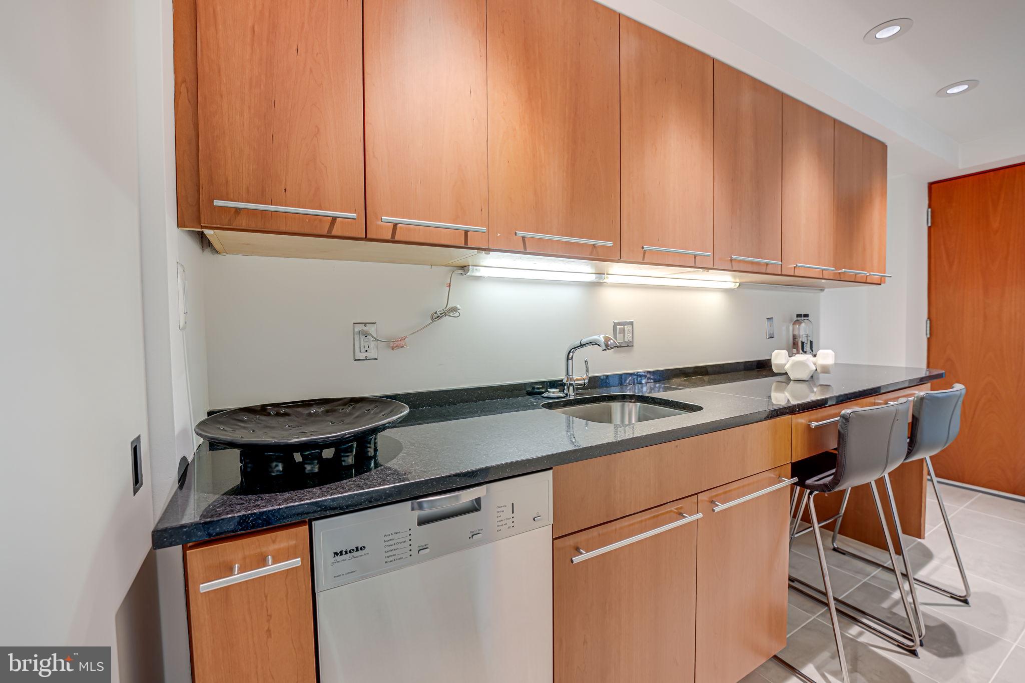 2016 HILLYER PL NW