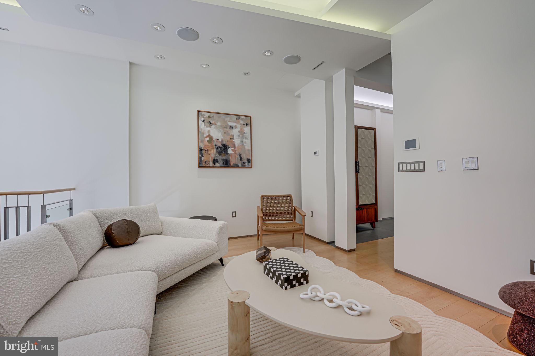 2016 HILLYER PL NW