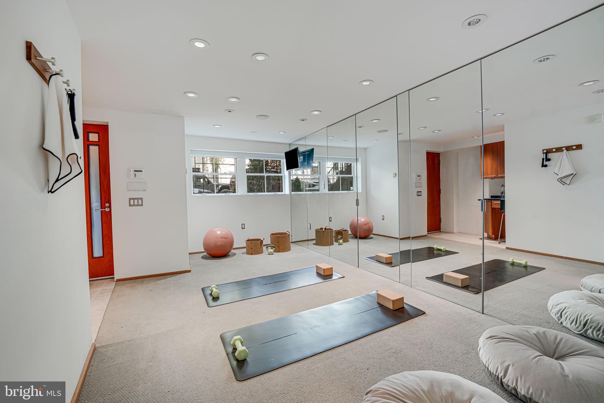 2016 HILLYER PL NW