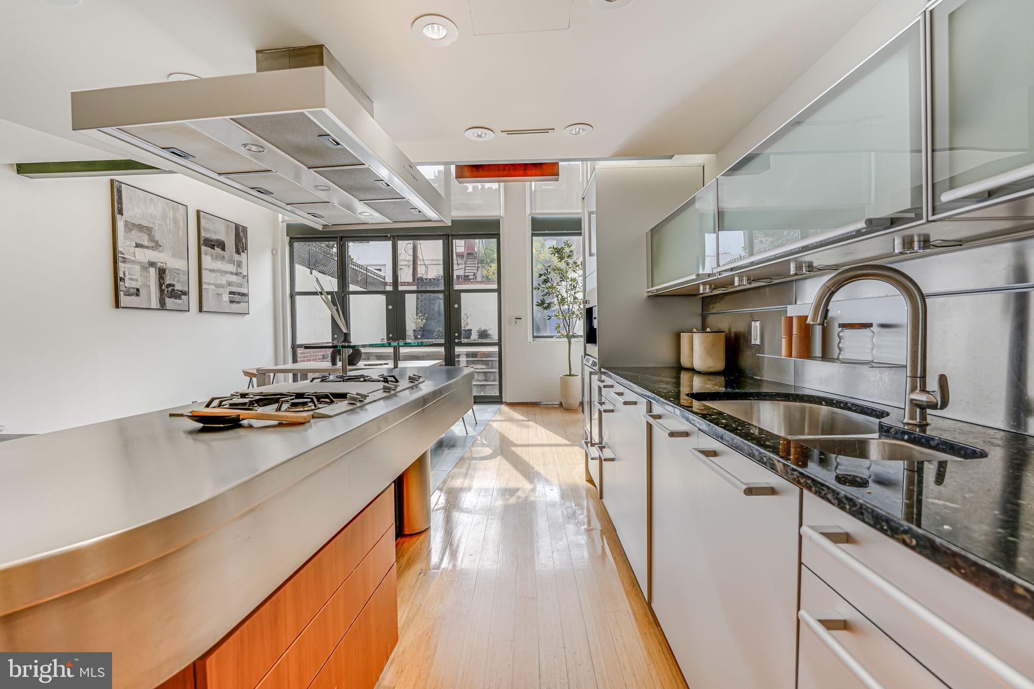 2016 HILLYER PL NW