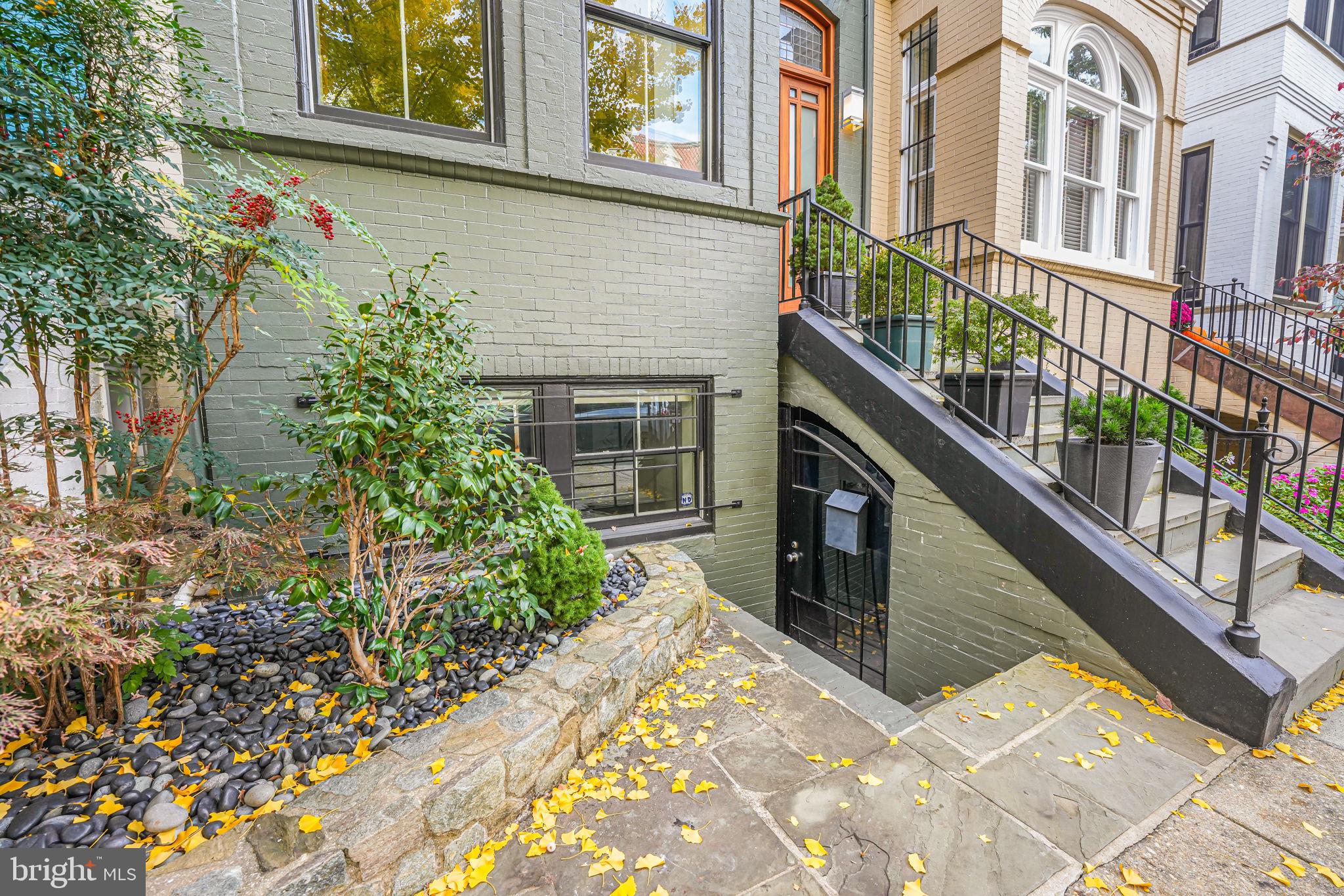 2016 HILLYER PL NW