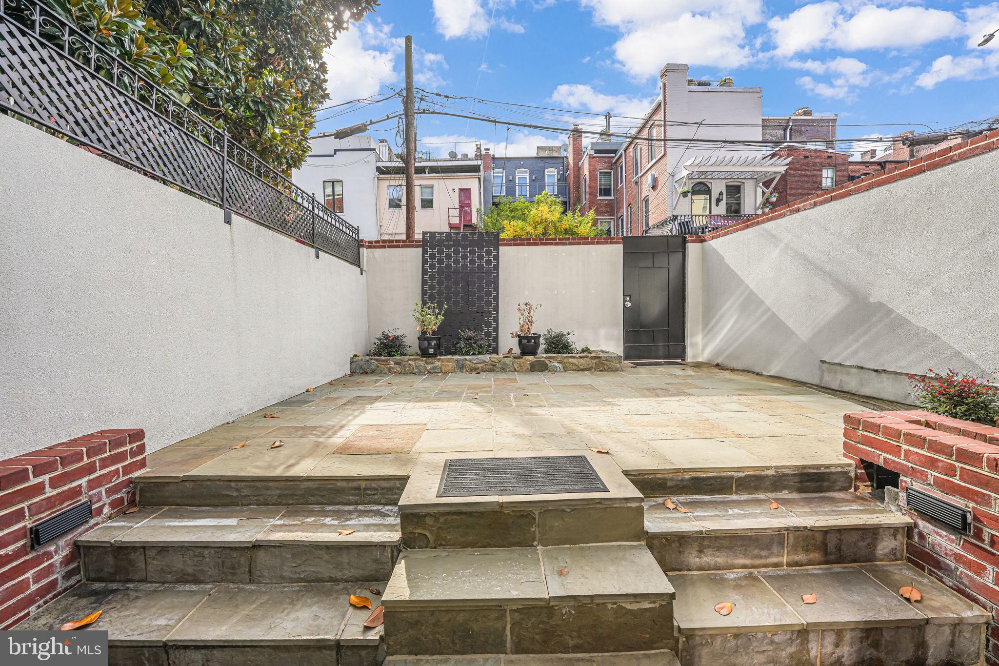 2016 HILLYER PL NW