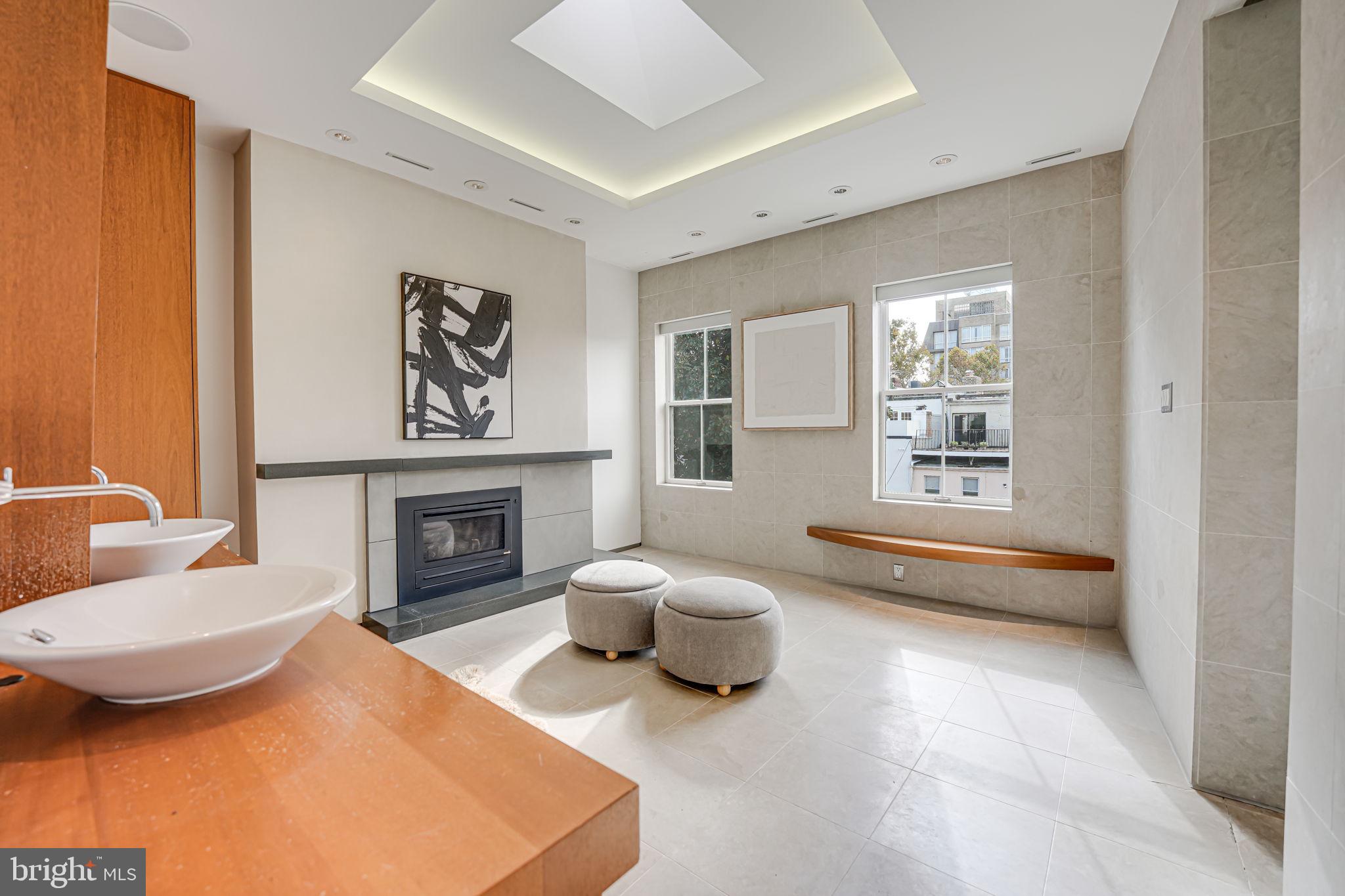 2016 HILLYER PL NW