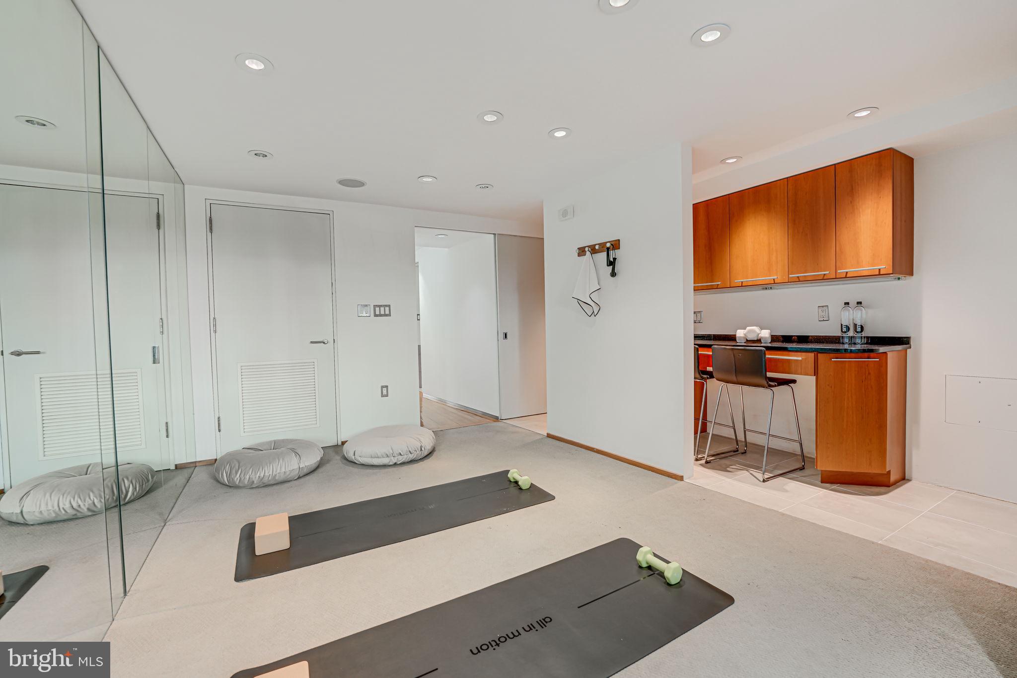 2016 HILLYER PL NW