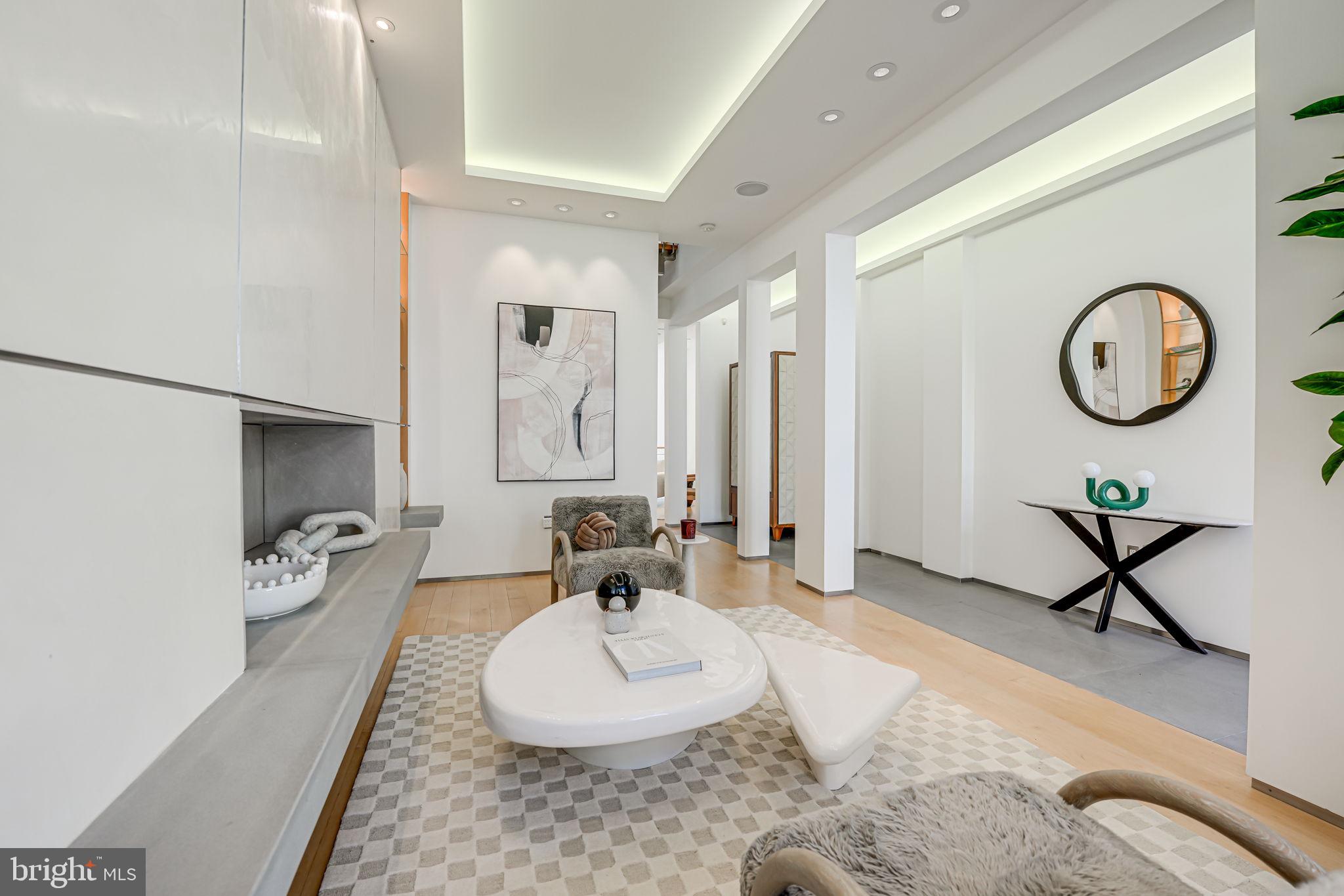 2016 HILLYER PL NW