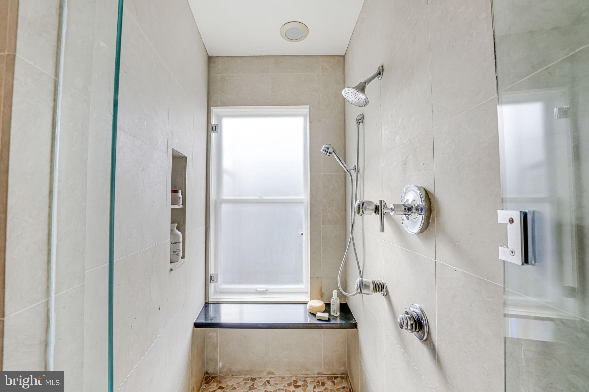 2016 HILLYER PL NW