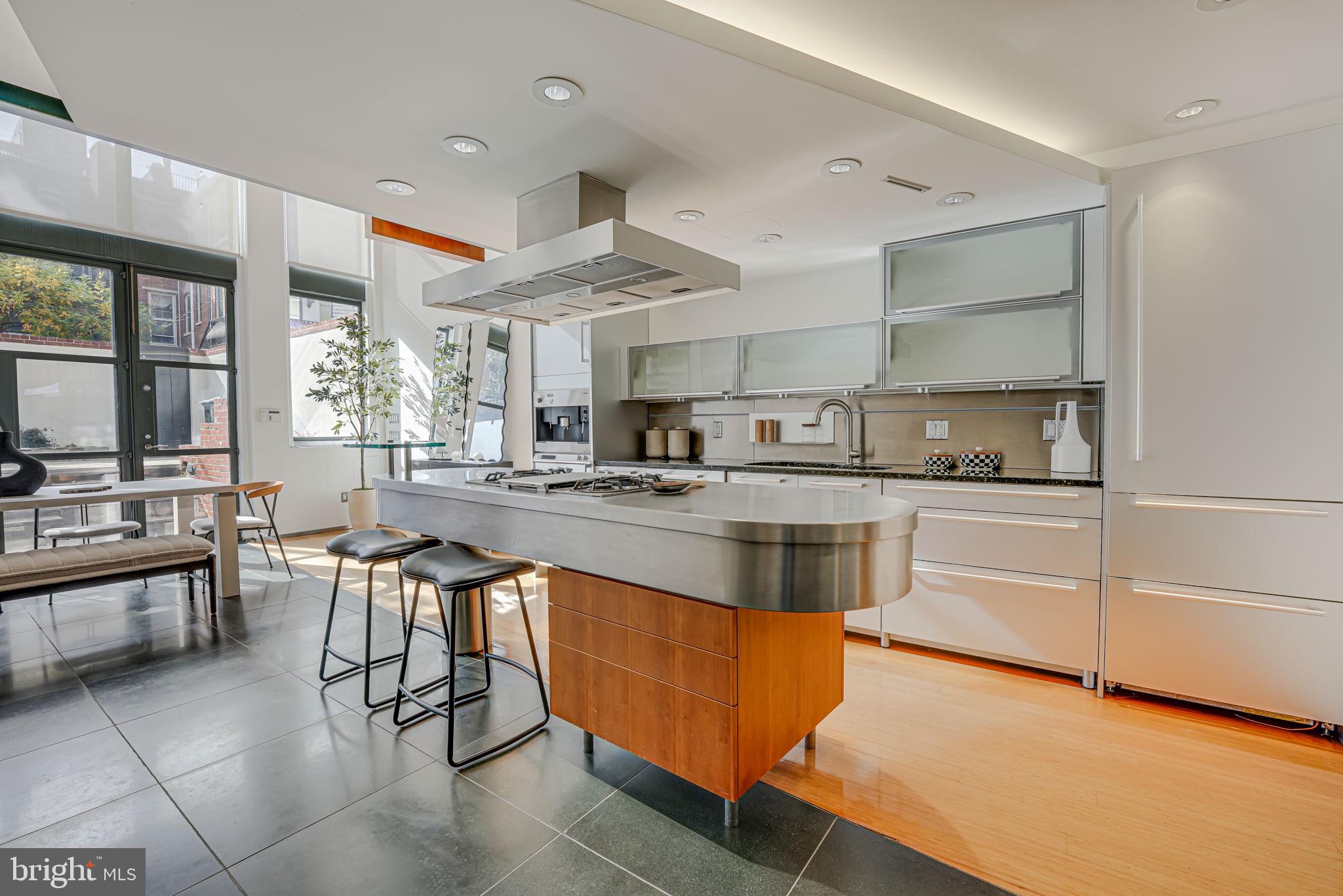 2016 HILLYER PL NW