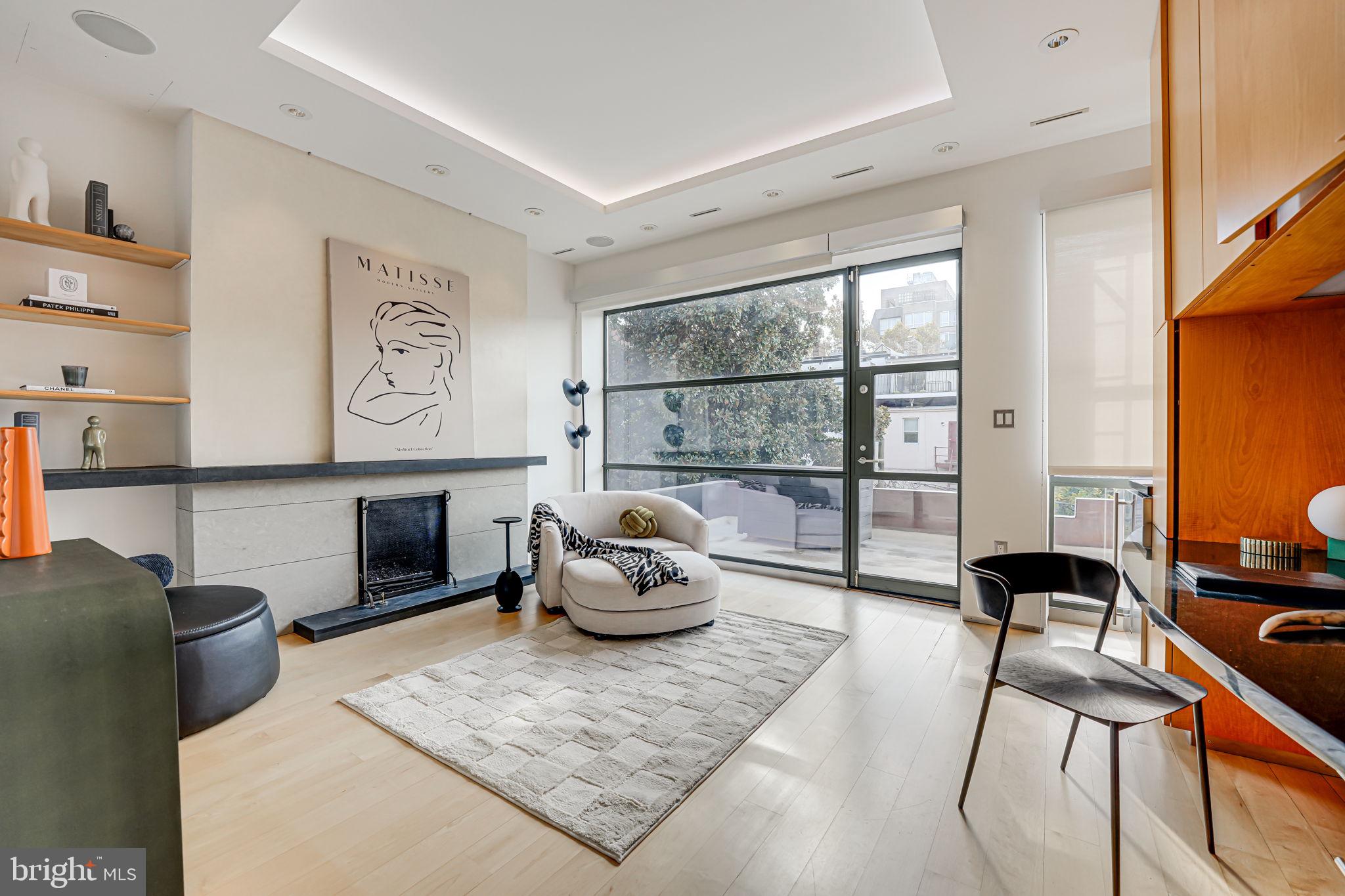2016 HILLYER PL NW