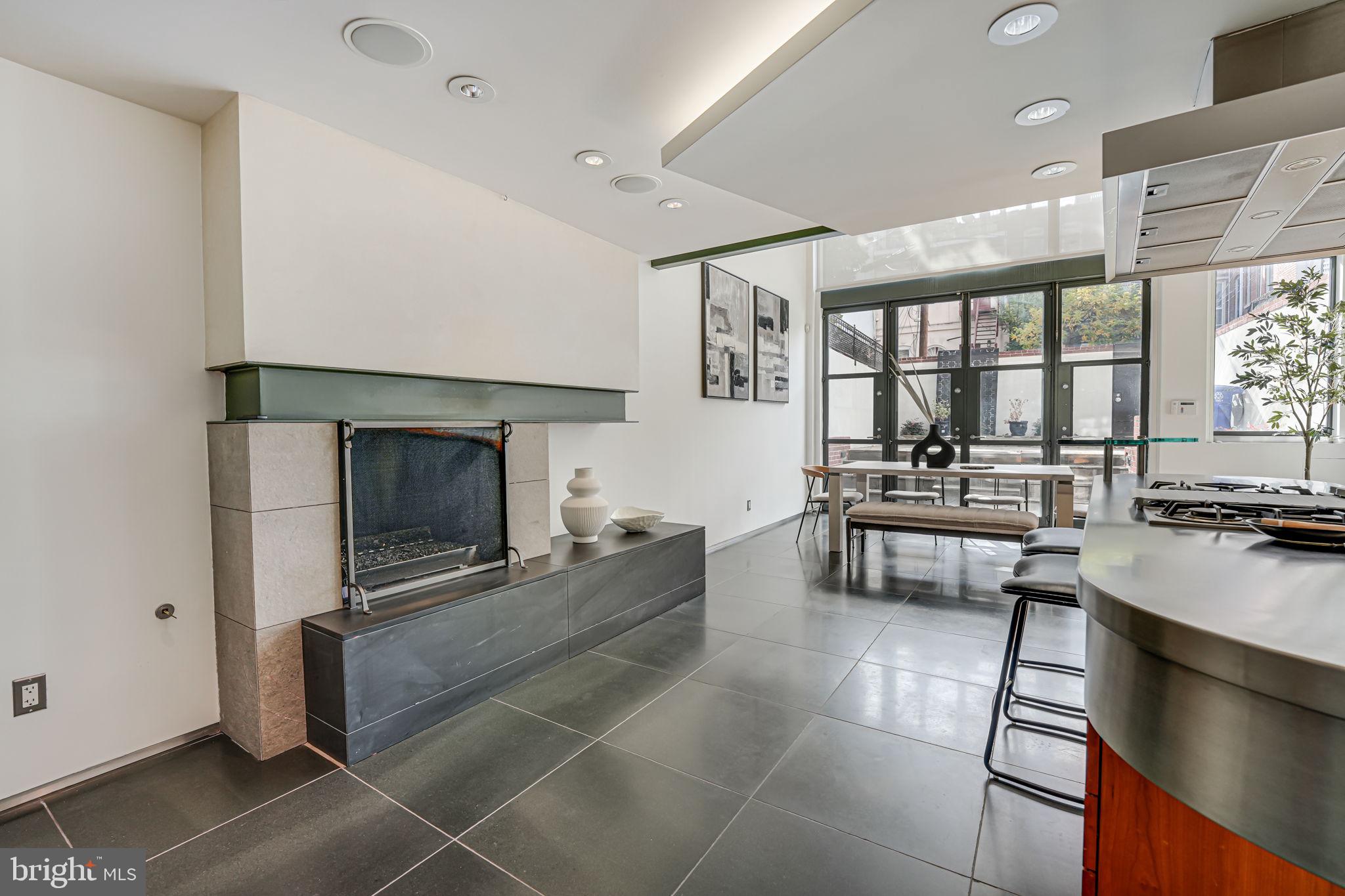 2016 HILLYER PL NW
