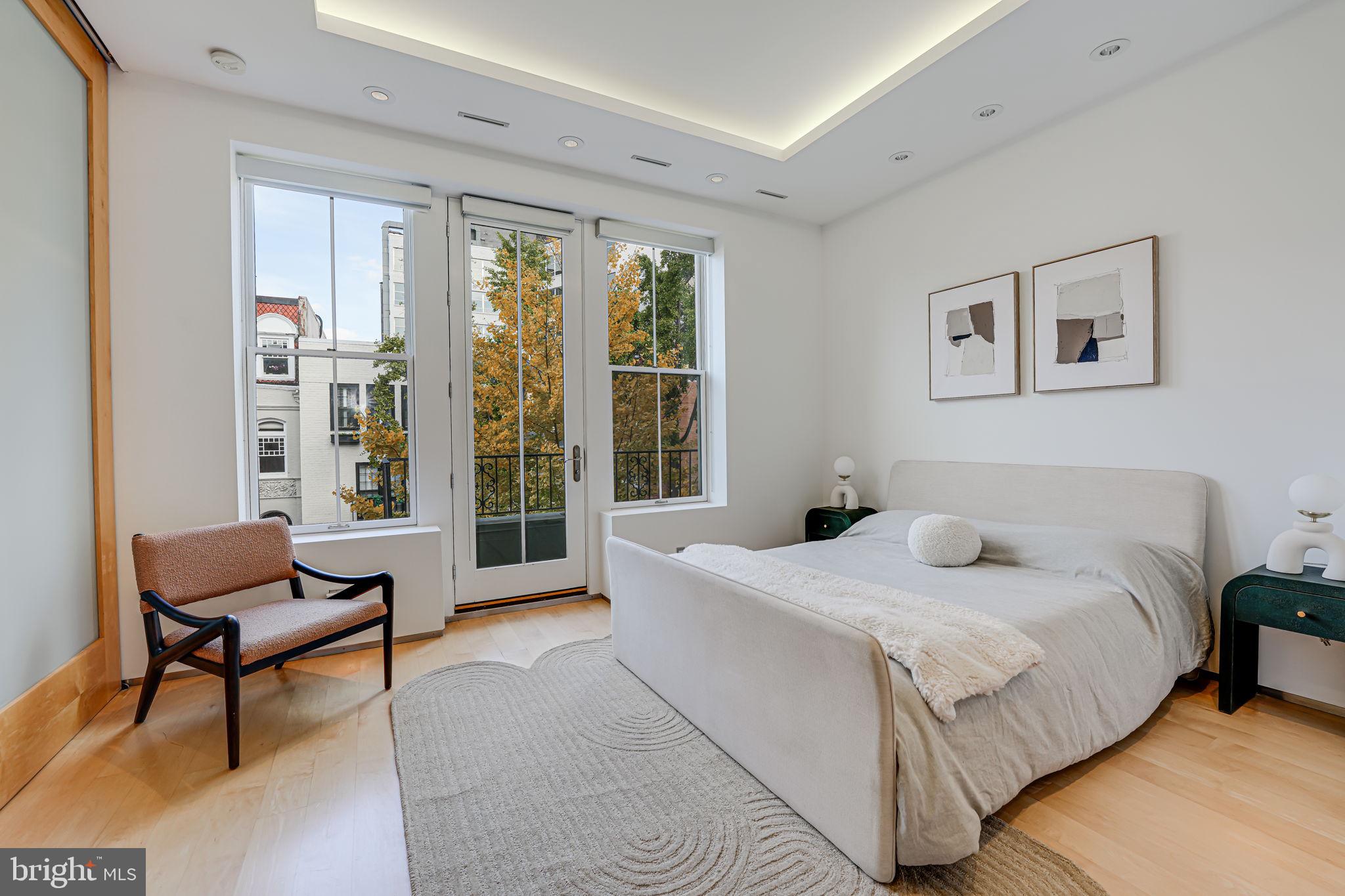 2016 HILLYER PL NW