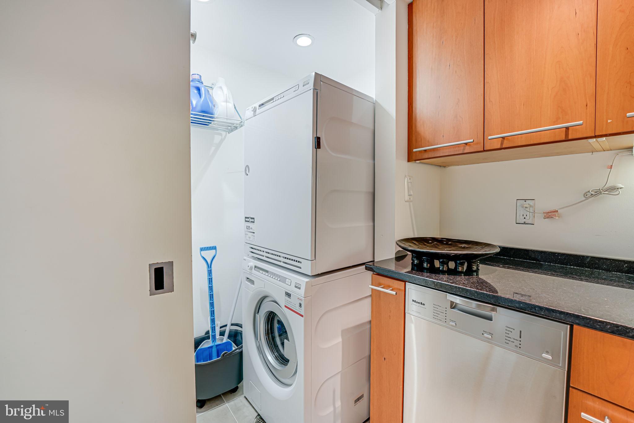 2016 HILLYER PL NW