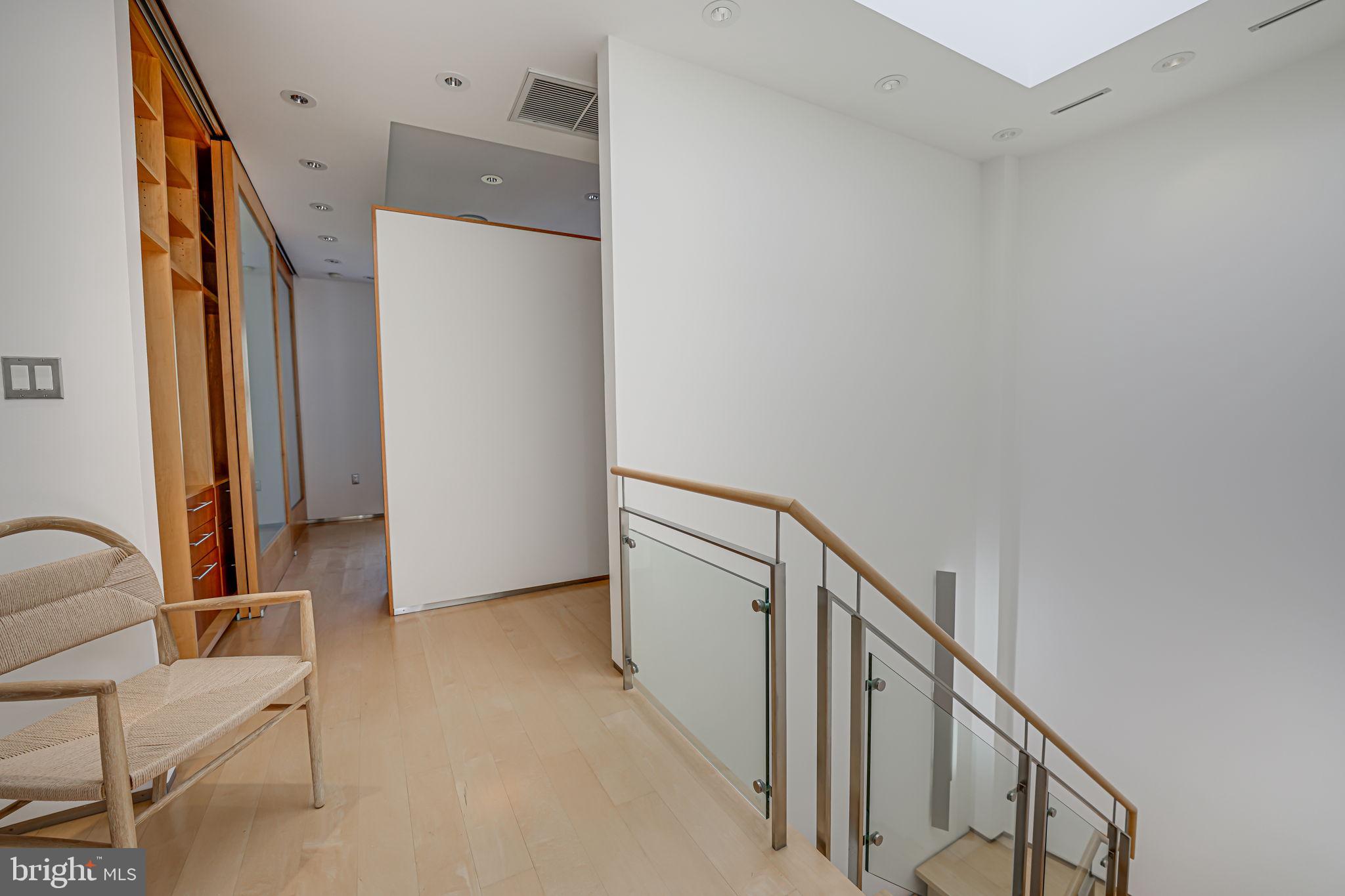 2016 HILLYER PL NW