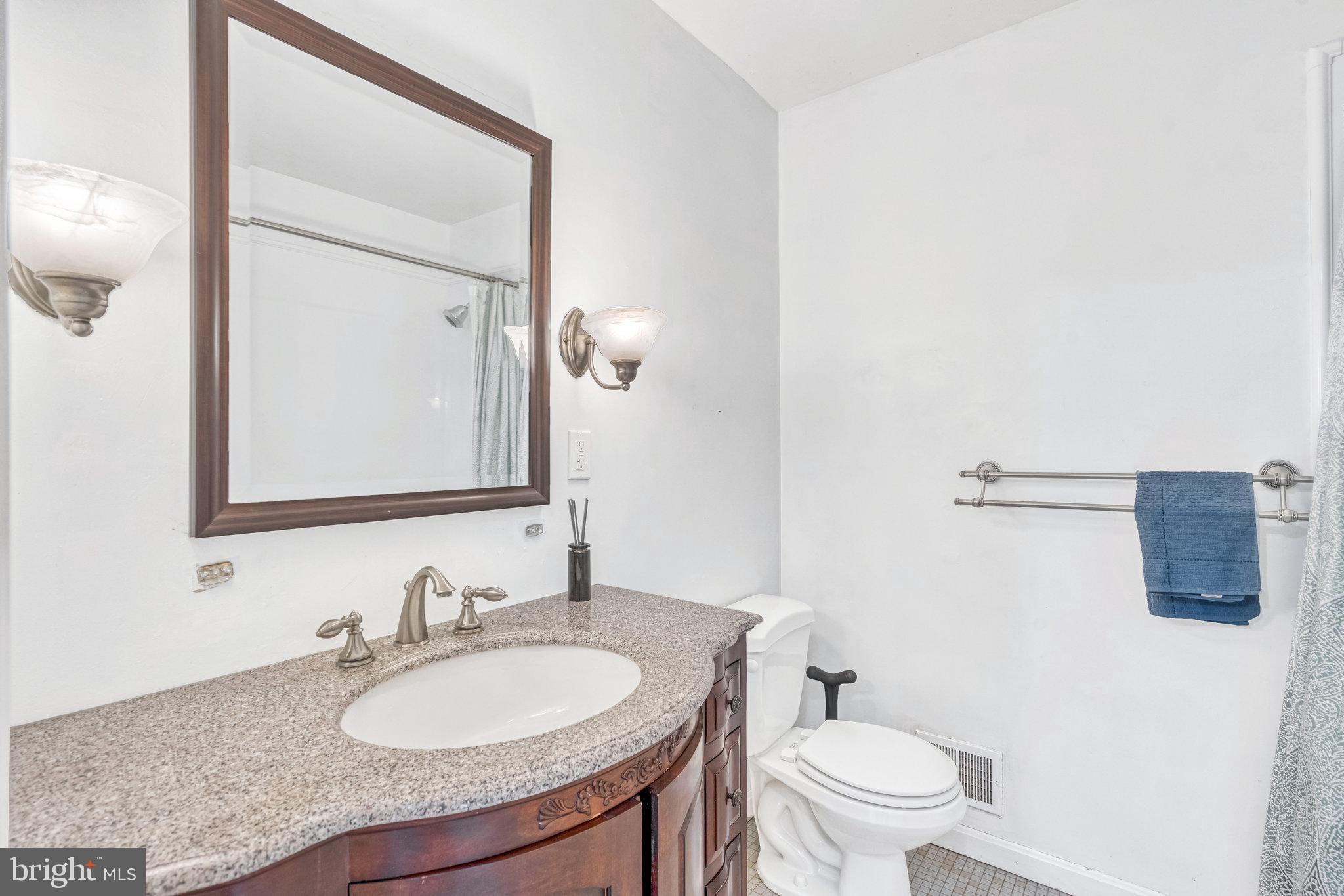7389 Roxbury Ave