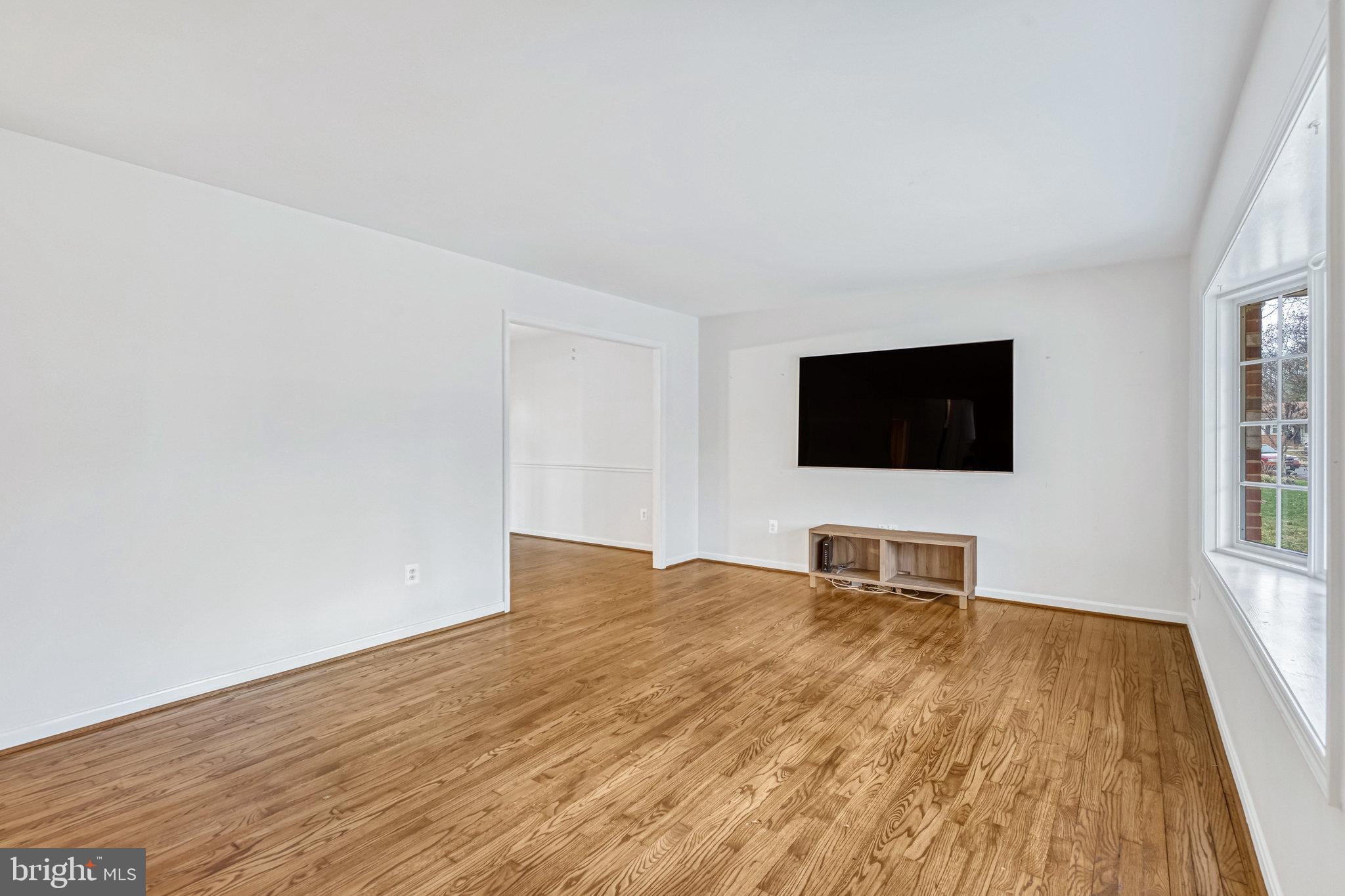 7389 Roxbury Ave