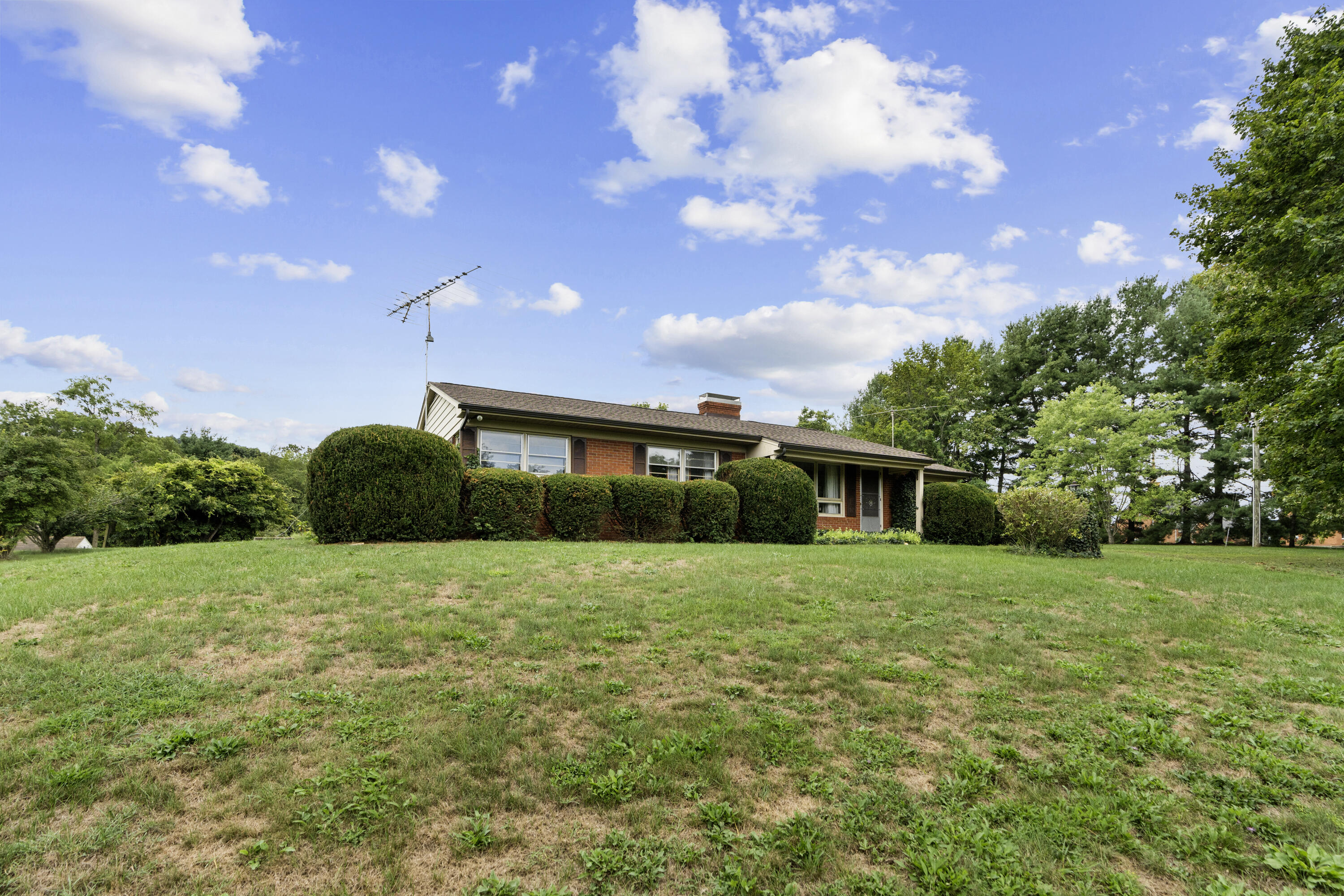 48 Round Hill School Rd