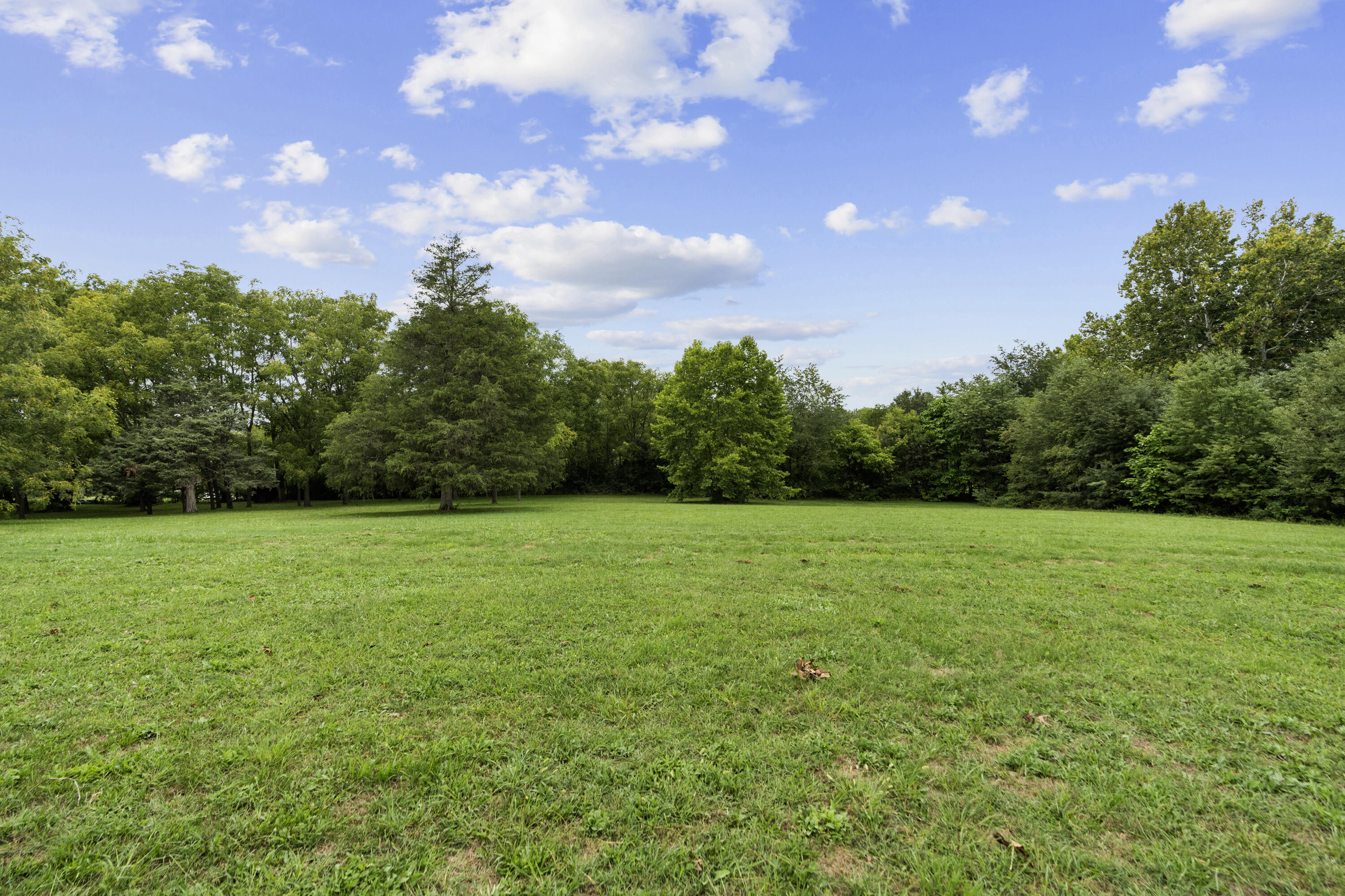 48 Round Hill School Rd