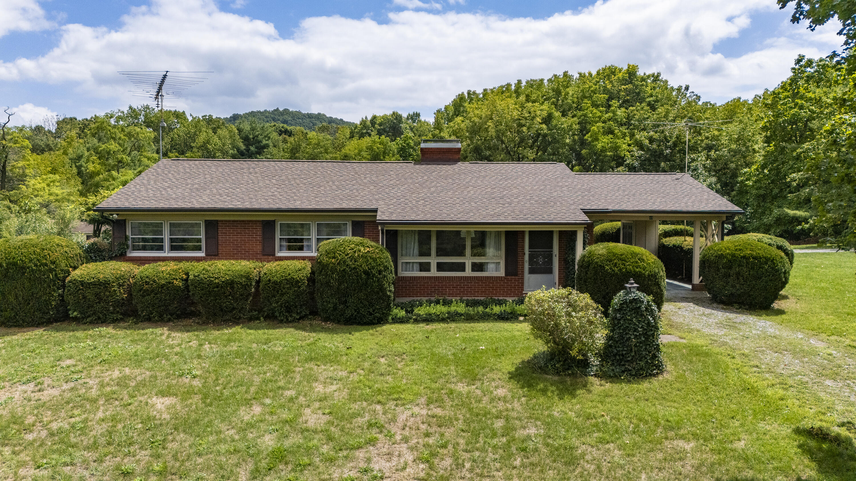 48 Round Hill School Rd