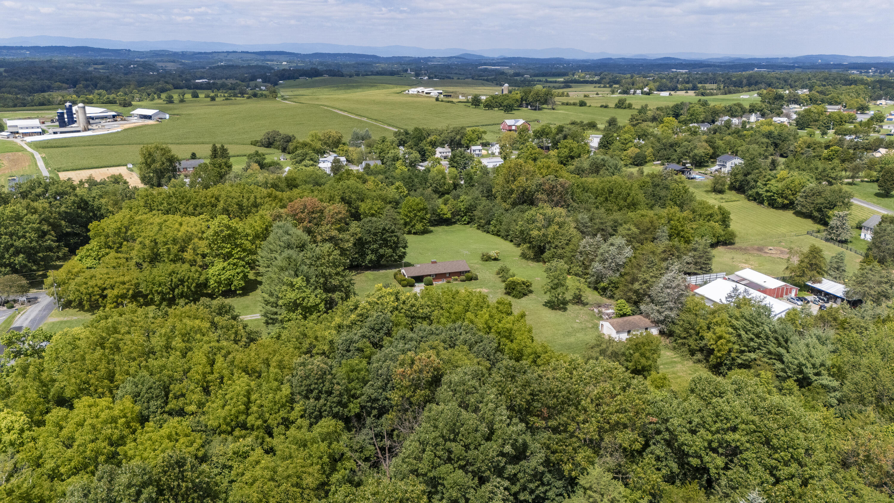 48 Round Hill School Rd