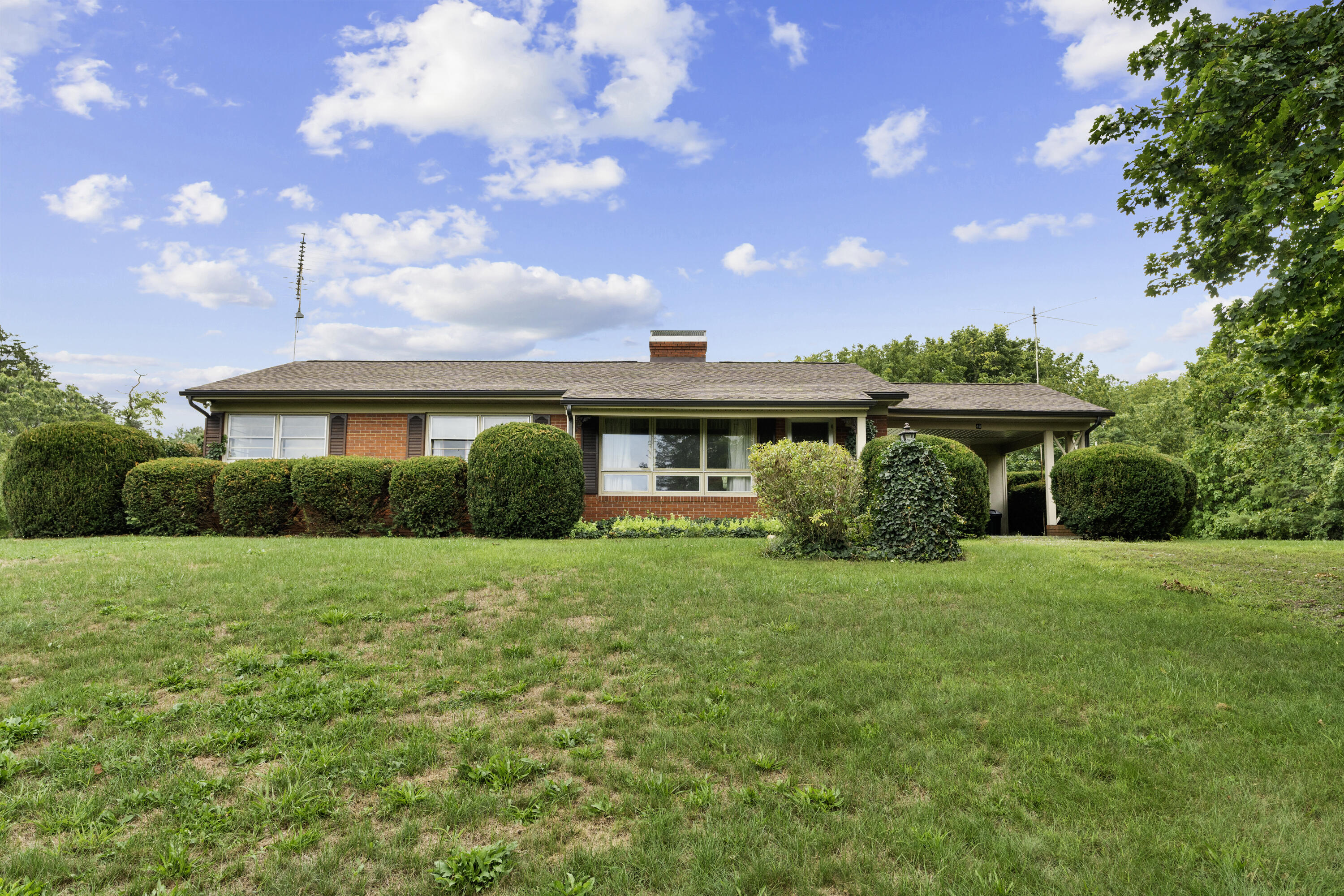 48 Round Hill School Rd