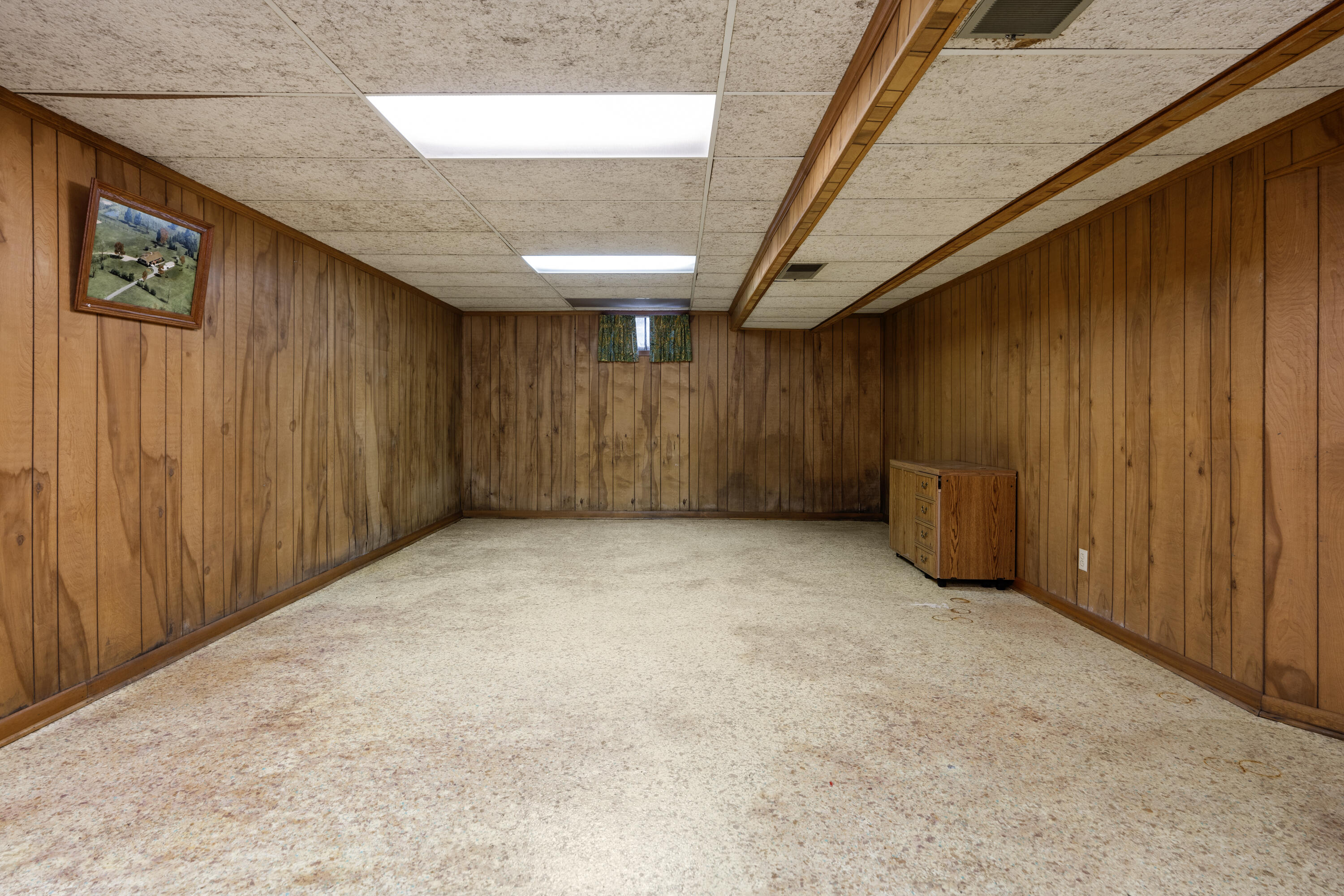 48 Round Hill School Rd