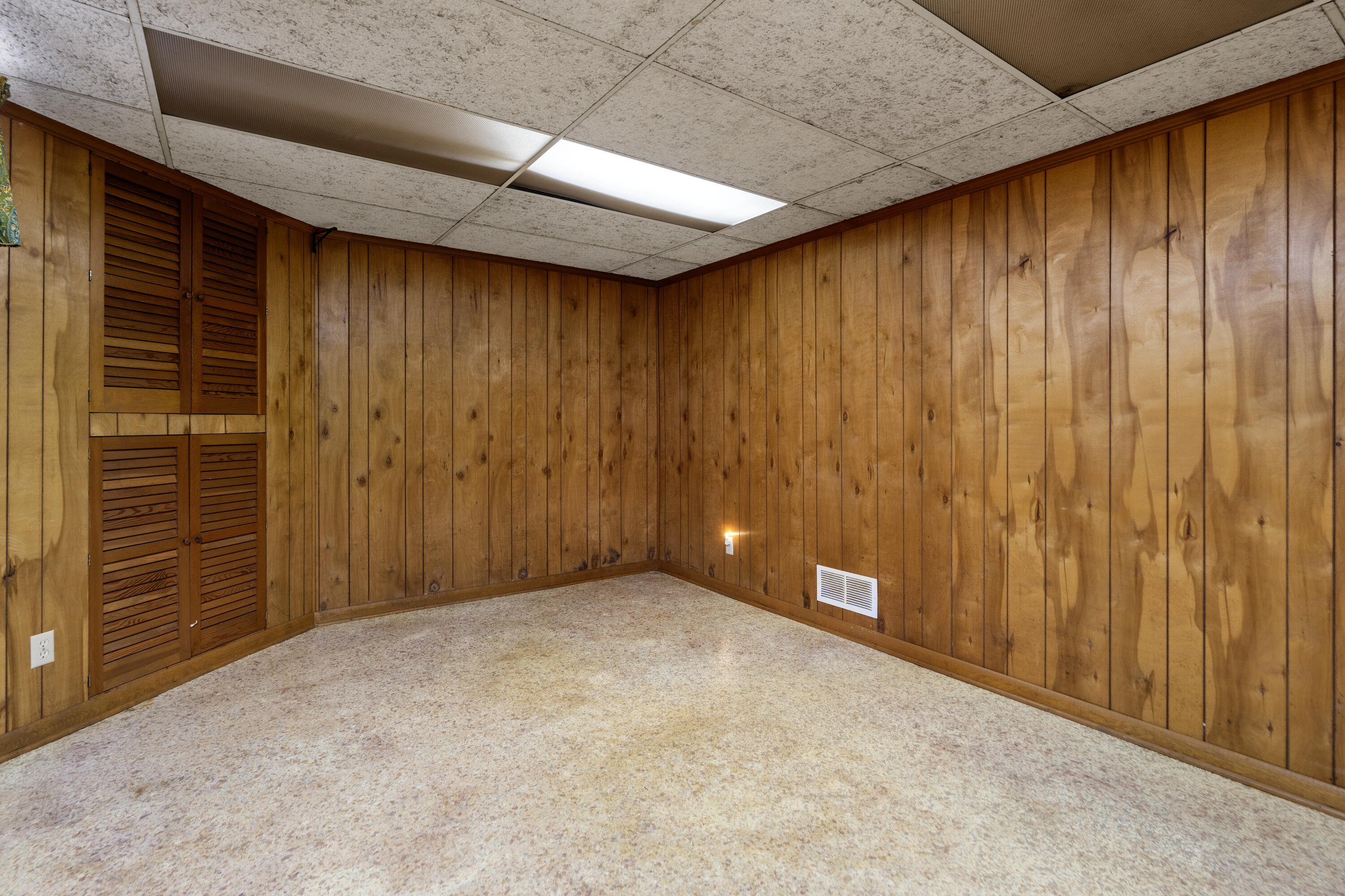 48 Round Hill School Rd