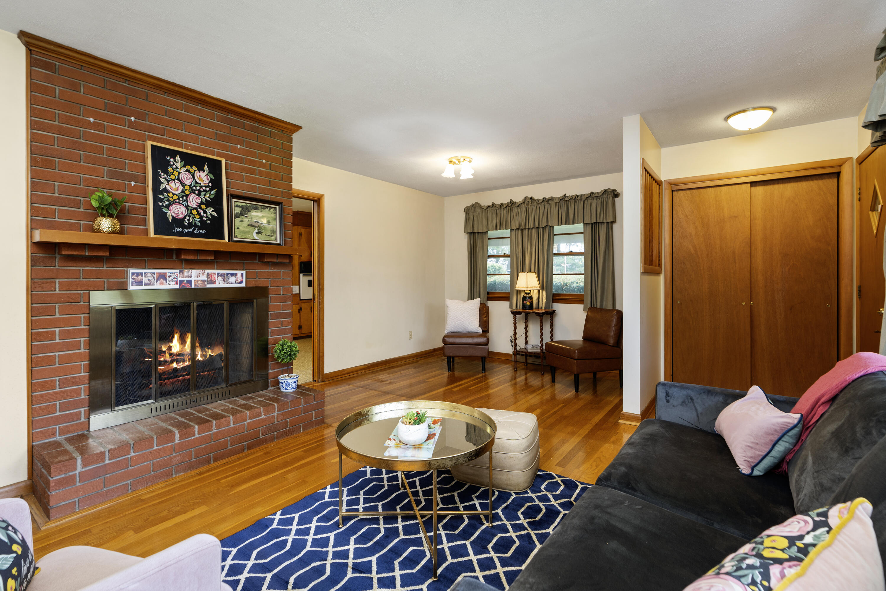 48 Round Hill School Rd