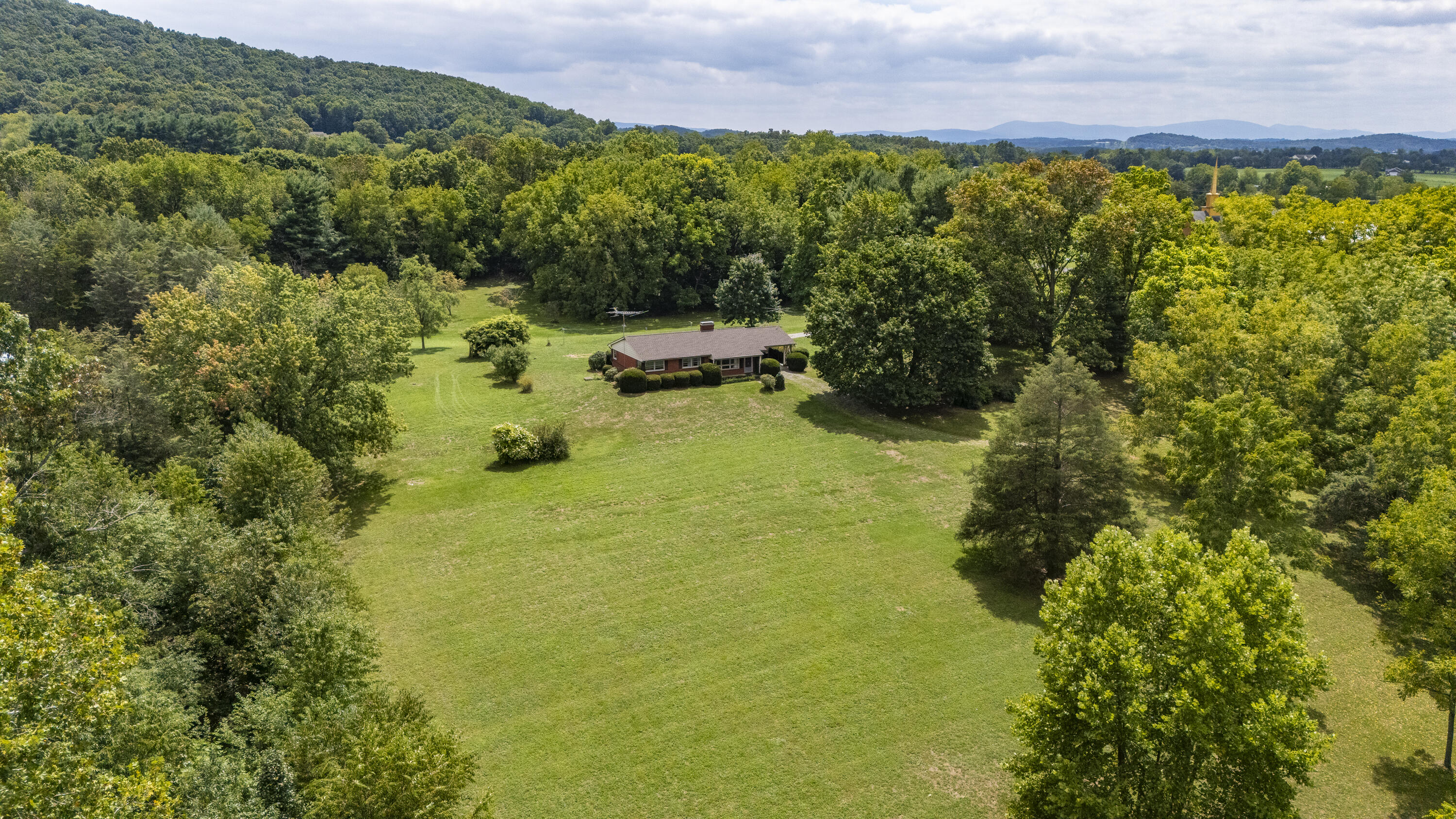 48 Round Hill School Rd