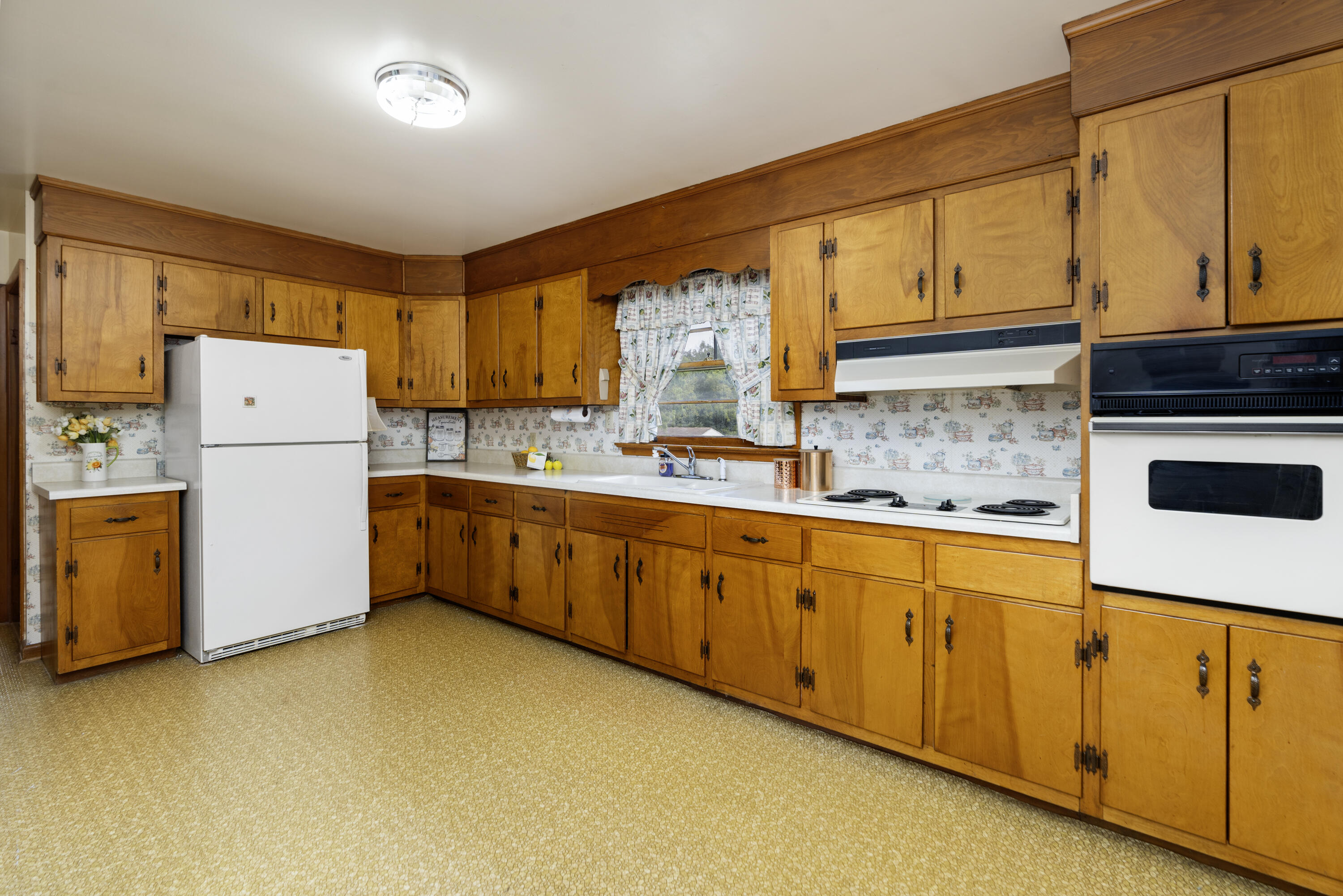 48 Round Hill School Rd