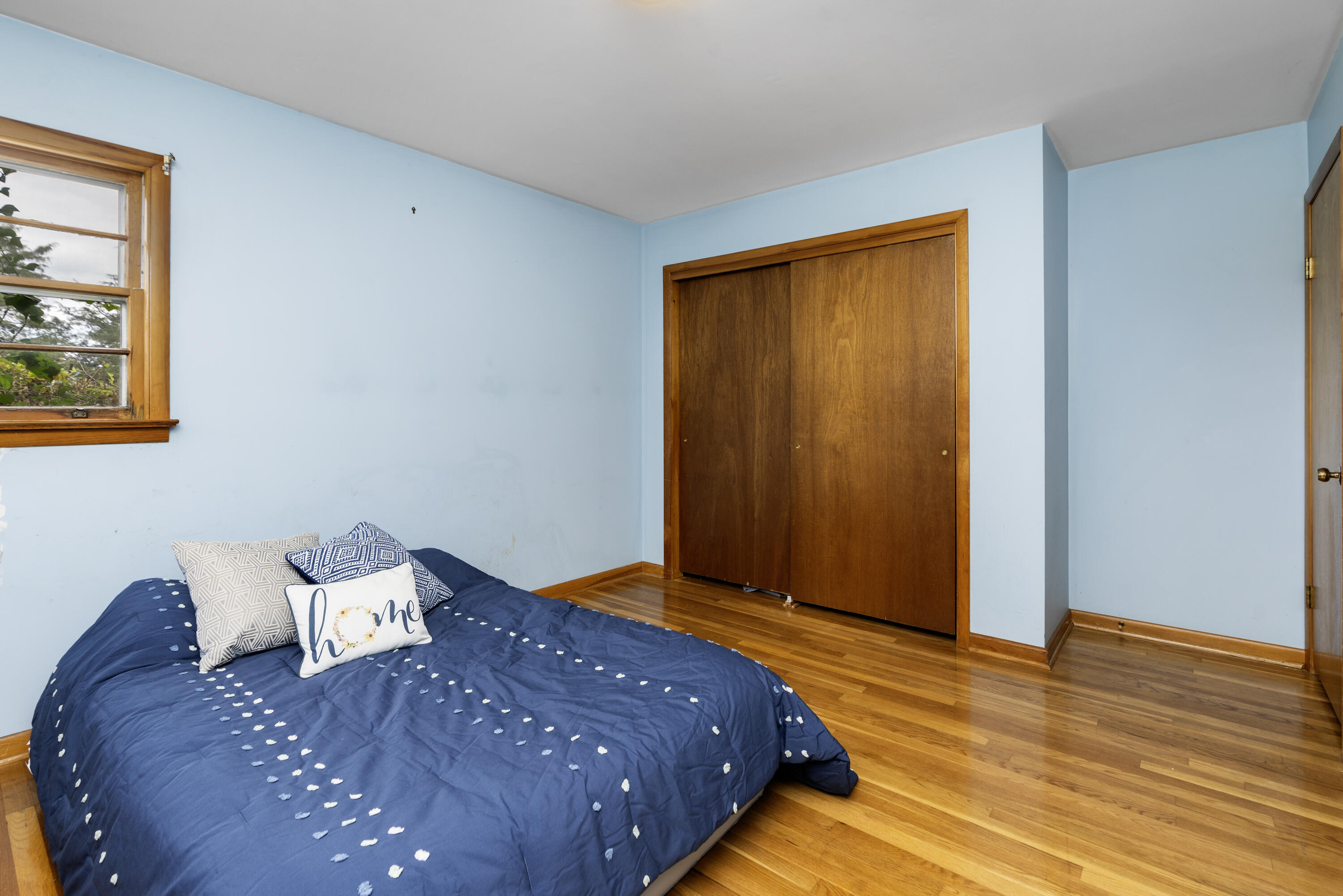 48 Round Hill School Rd