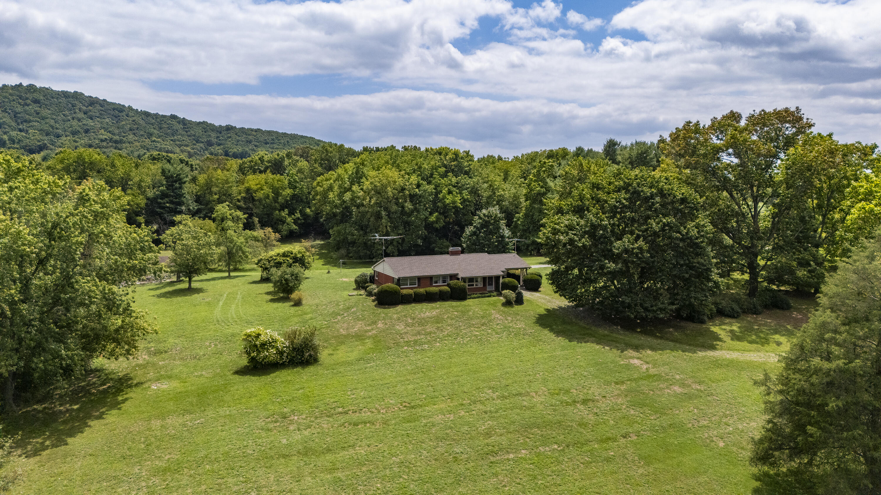 48 Round Hill School Rd