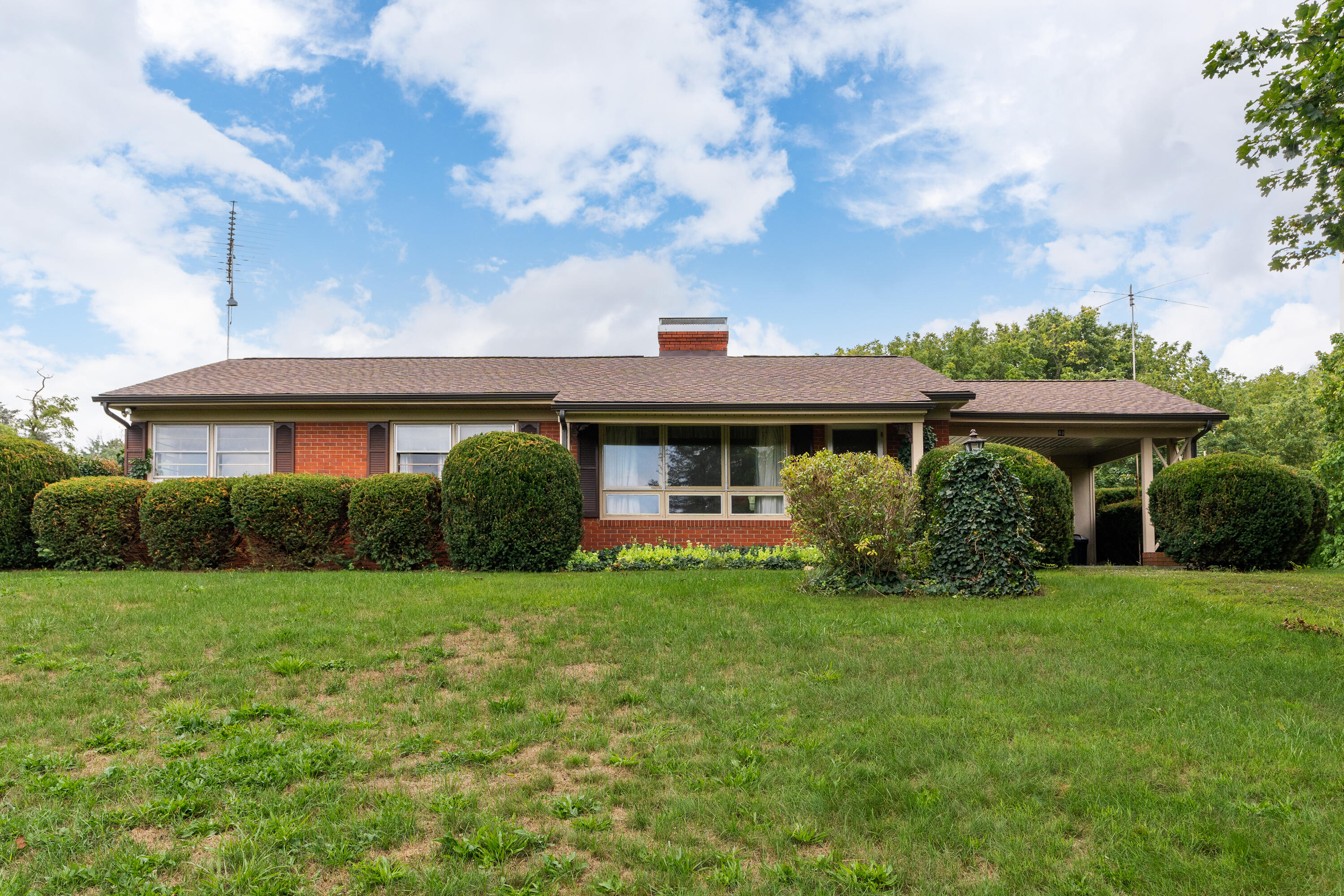 48 Round Hill School Rd