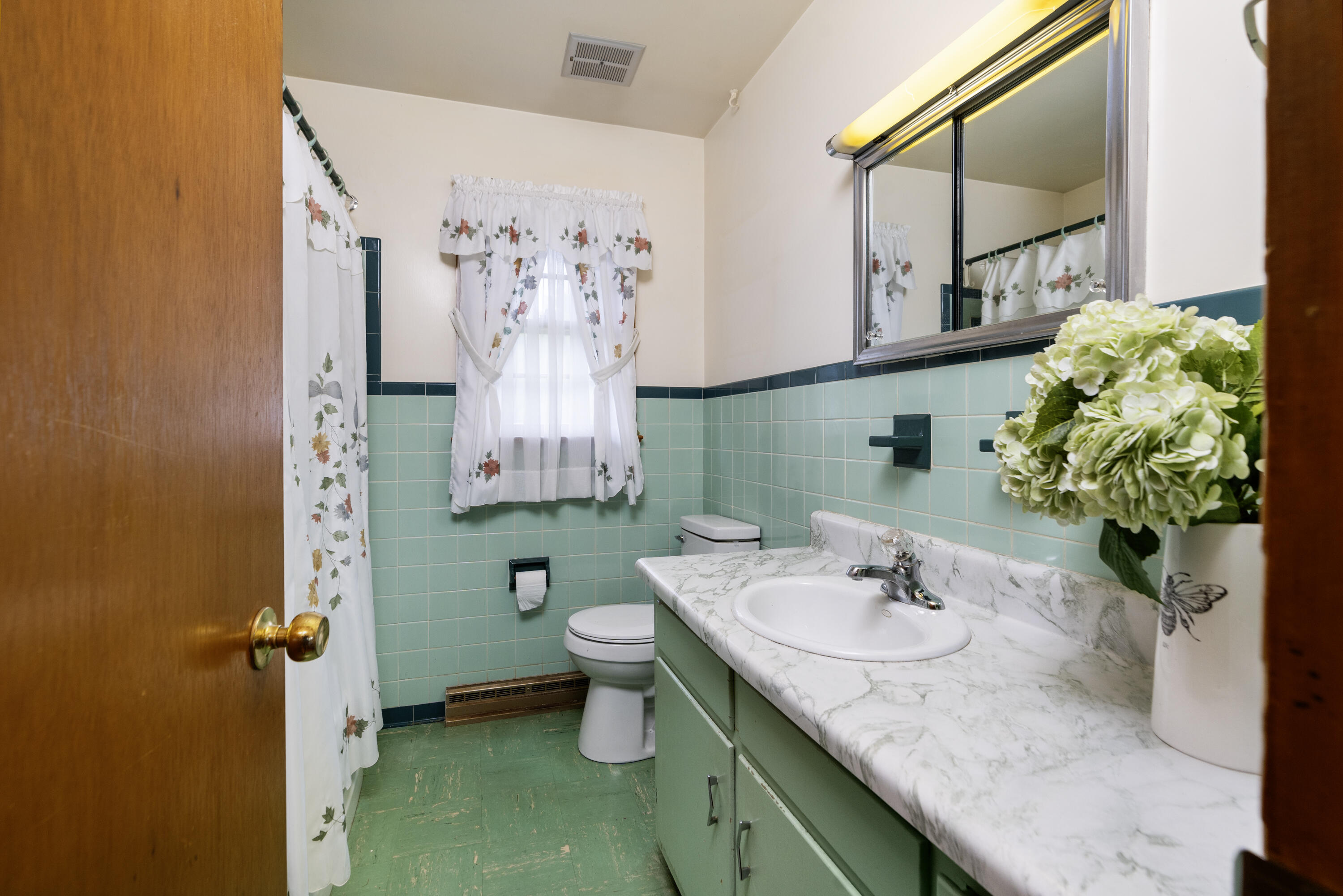 48 Round Hill School Rd