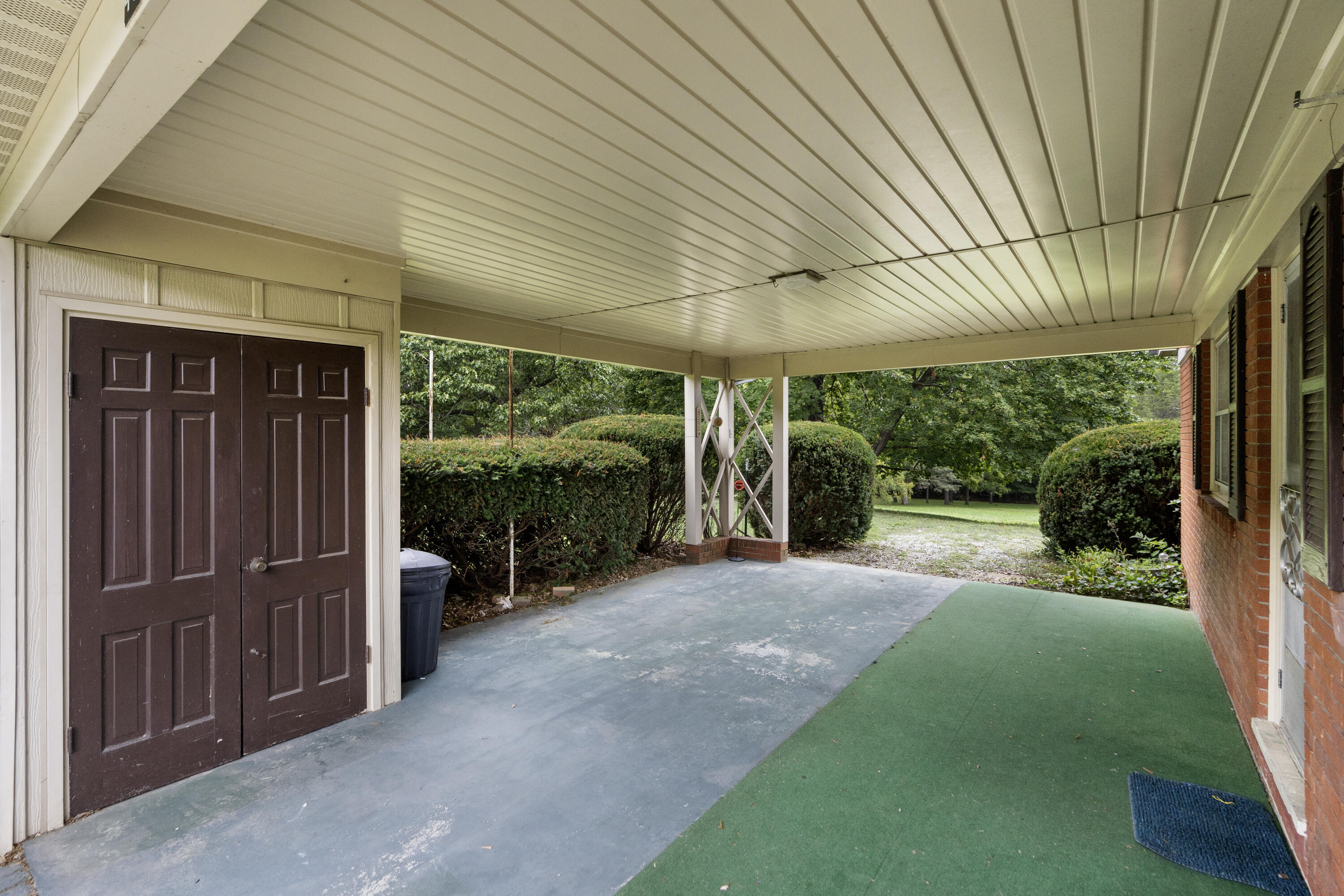 48 Round Hill School Rd