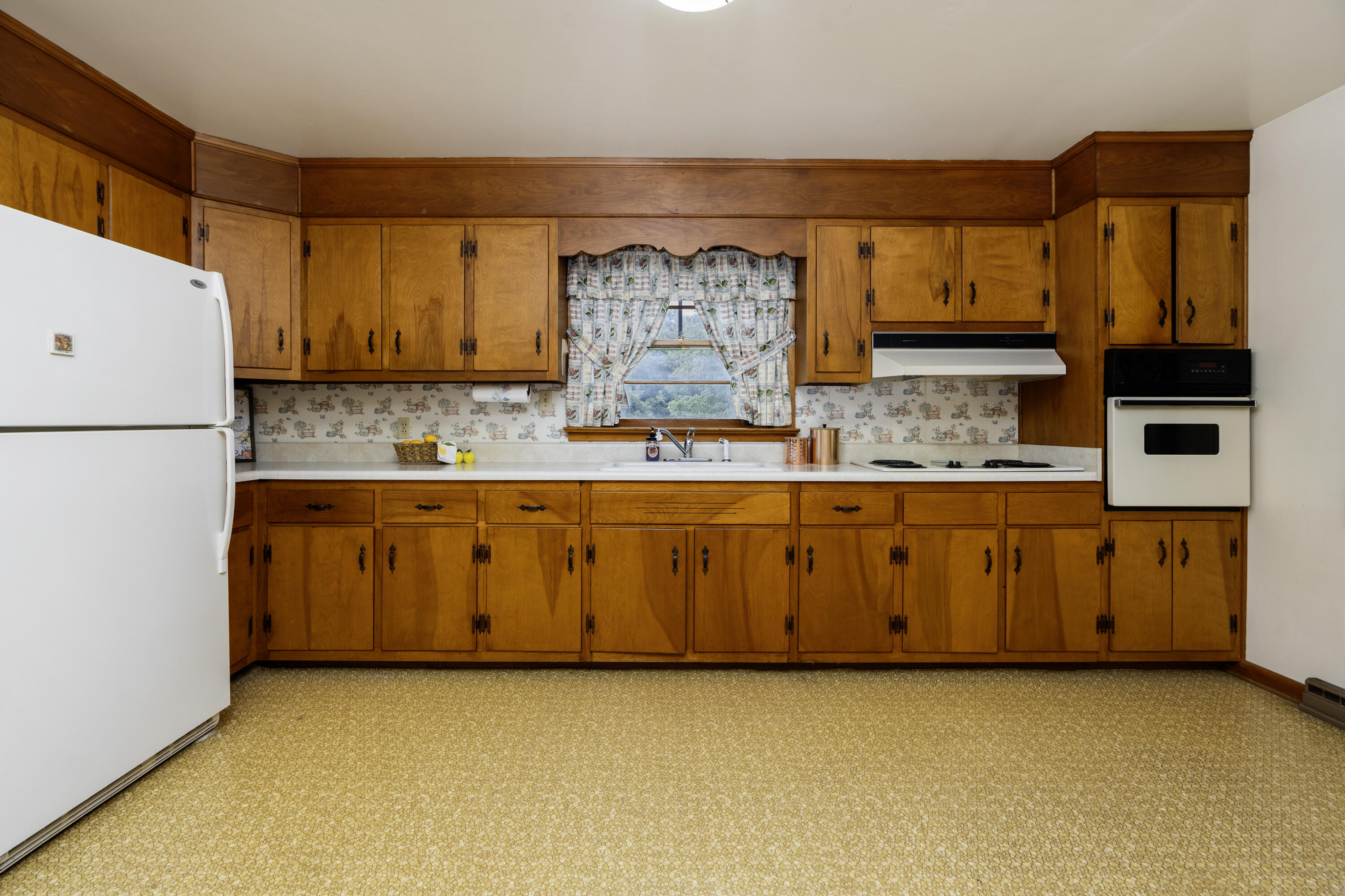 48 Round Hill School Rd