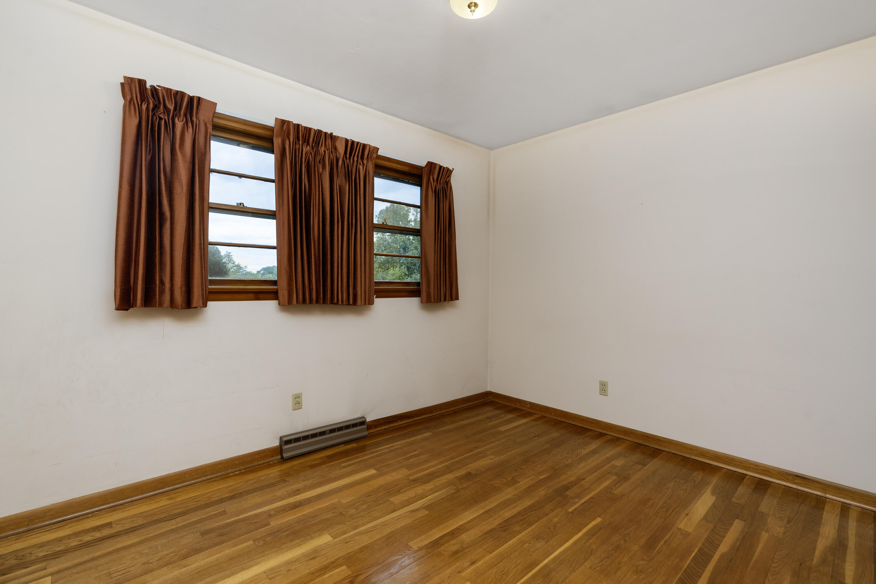 48 Round Hill School Rd