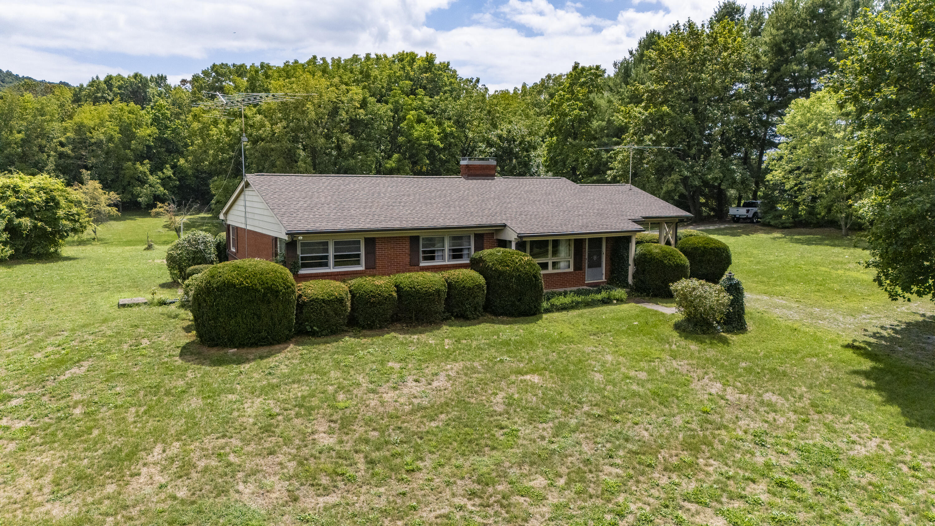 48 Round Hill School Rd