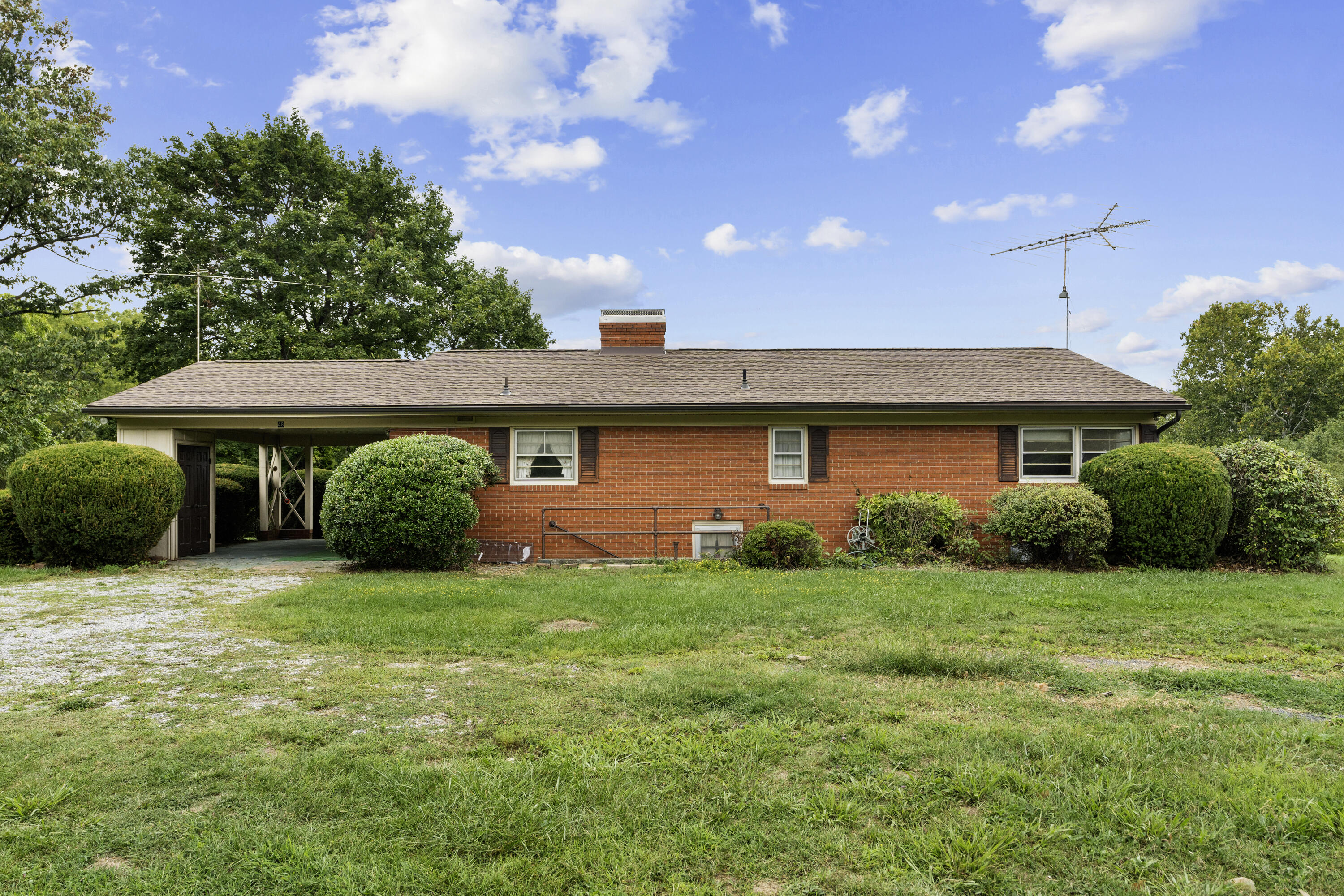 48 Round Hill School Rd