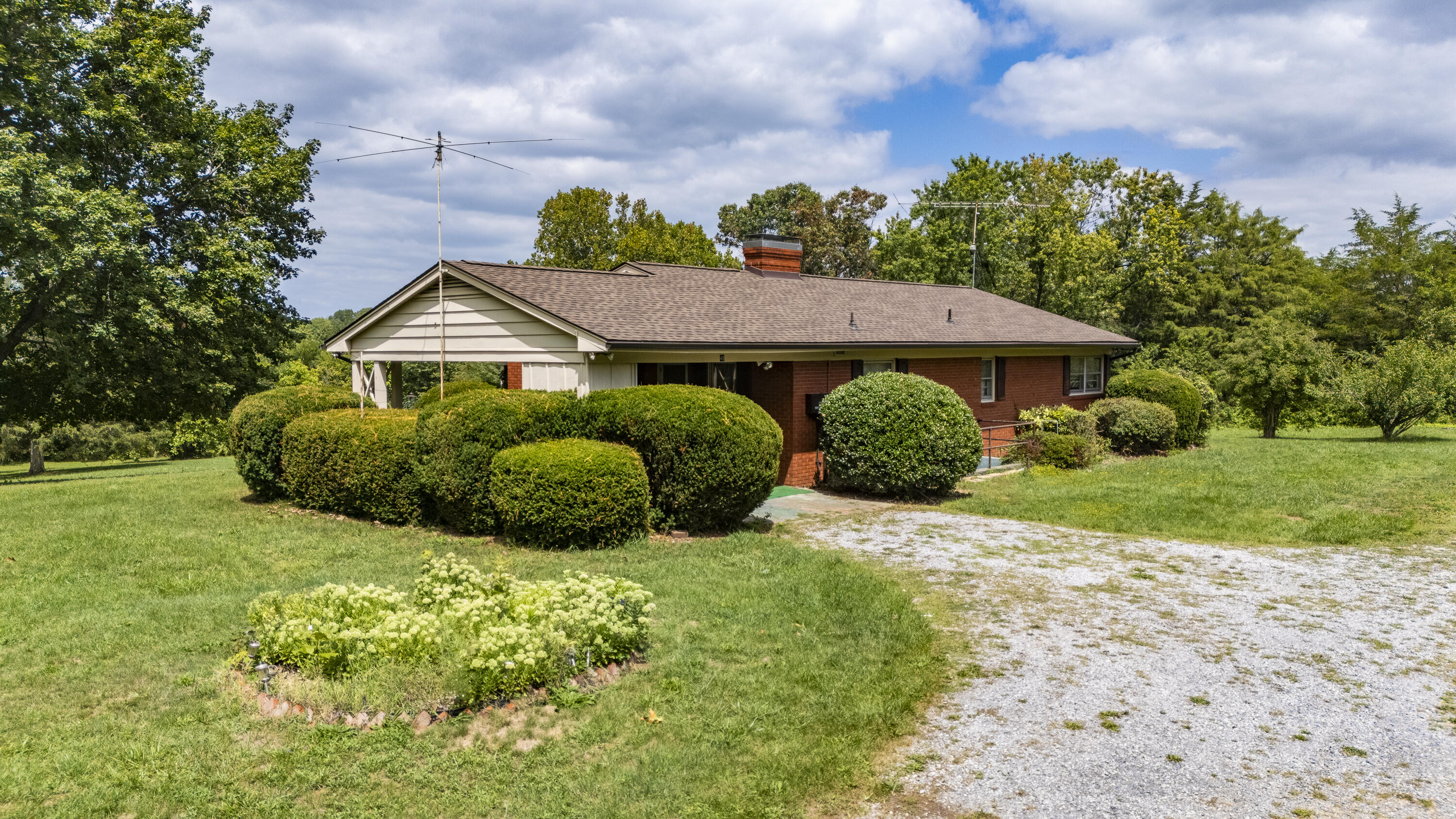 48 Round Hill School Rd