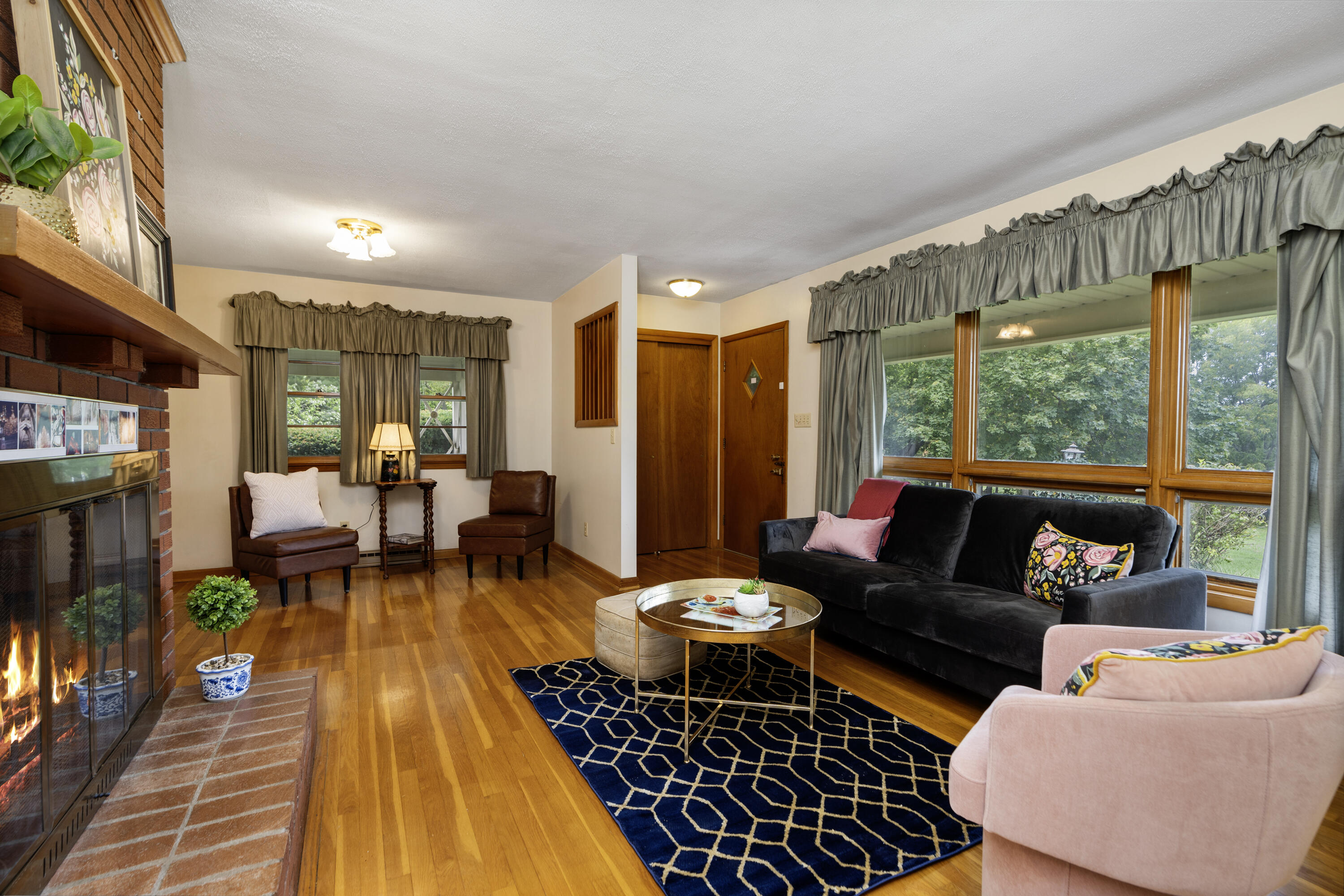 48 Round Hill School Rd