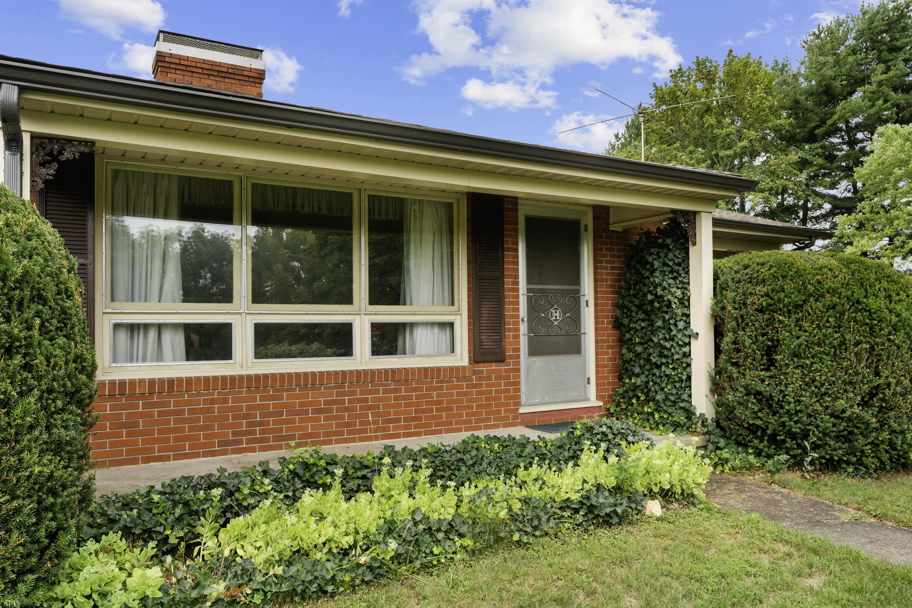 48 Round Hill School Rd