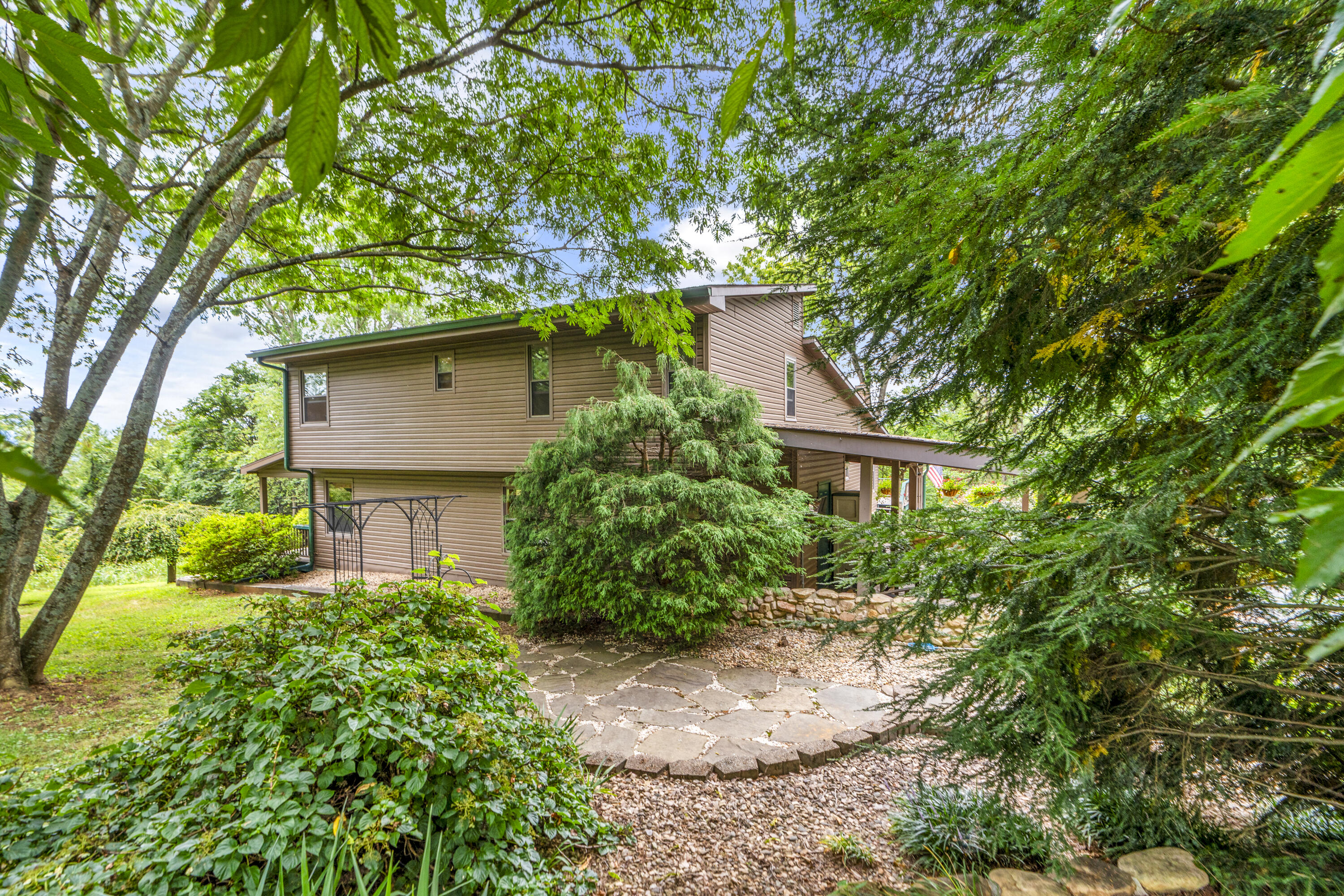 82 Ridgeview Ln
