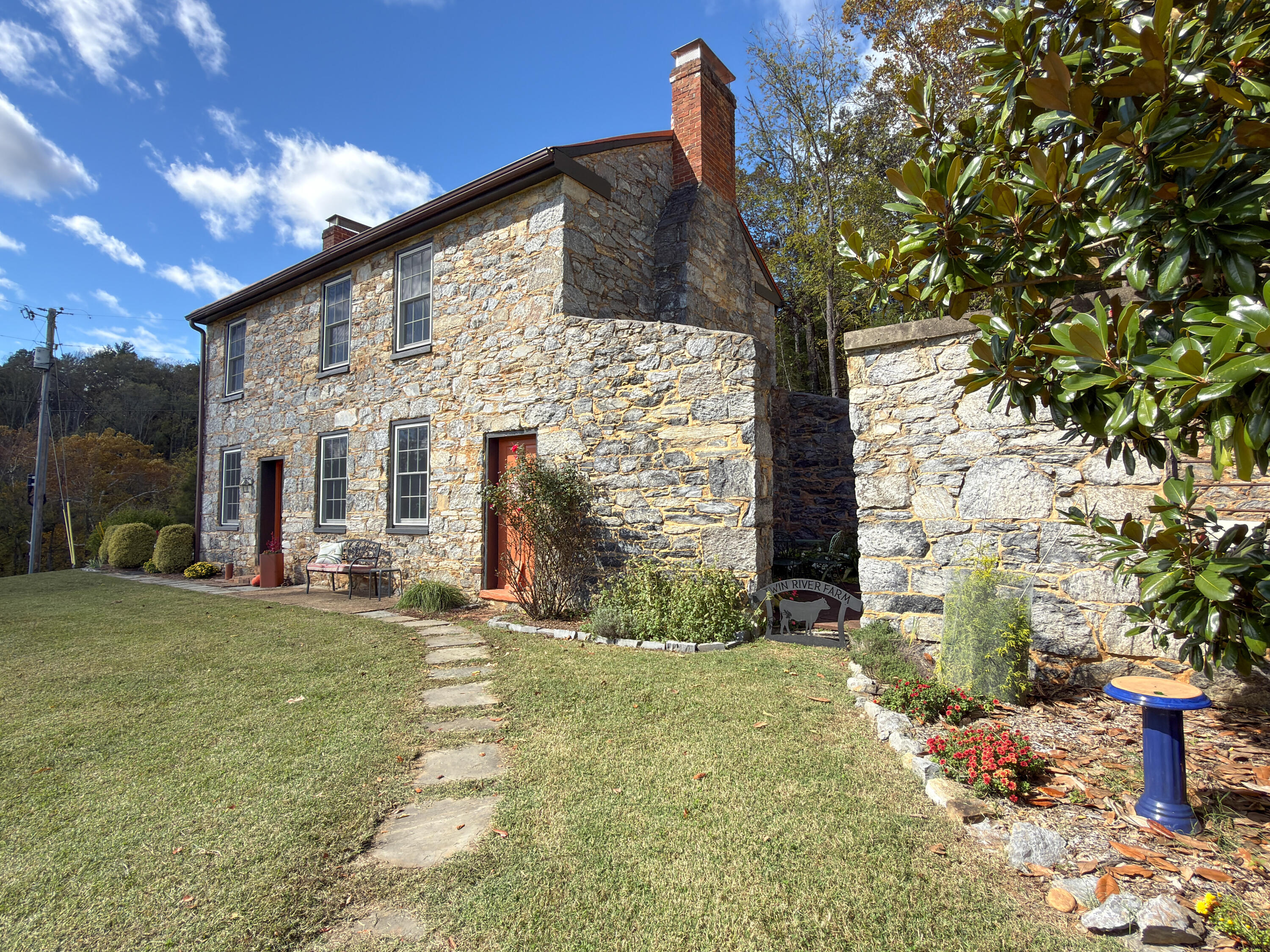 41 Twin Rivers Ln